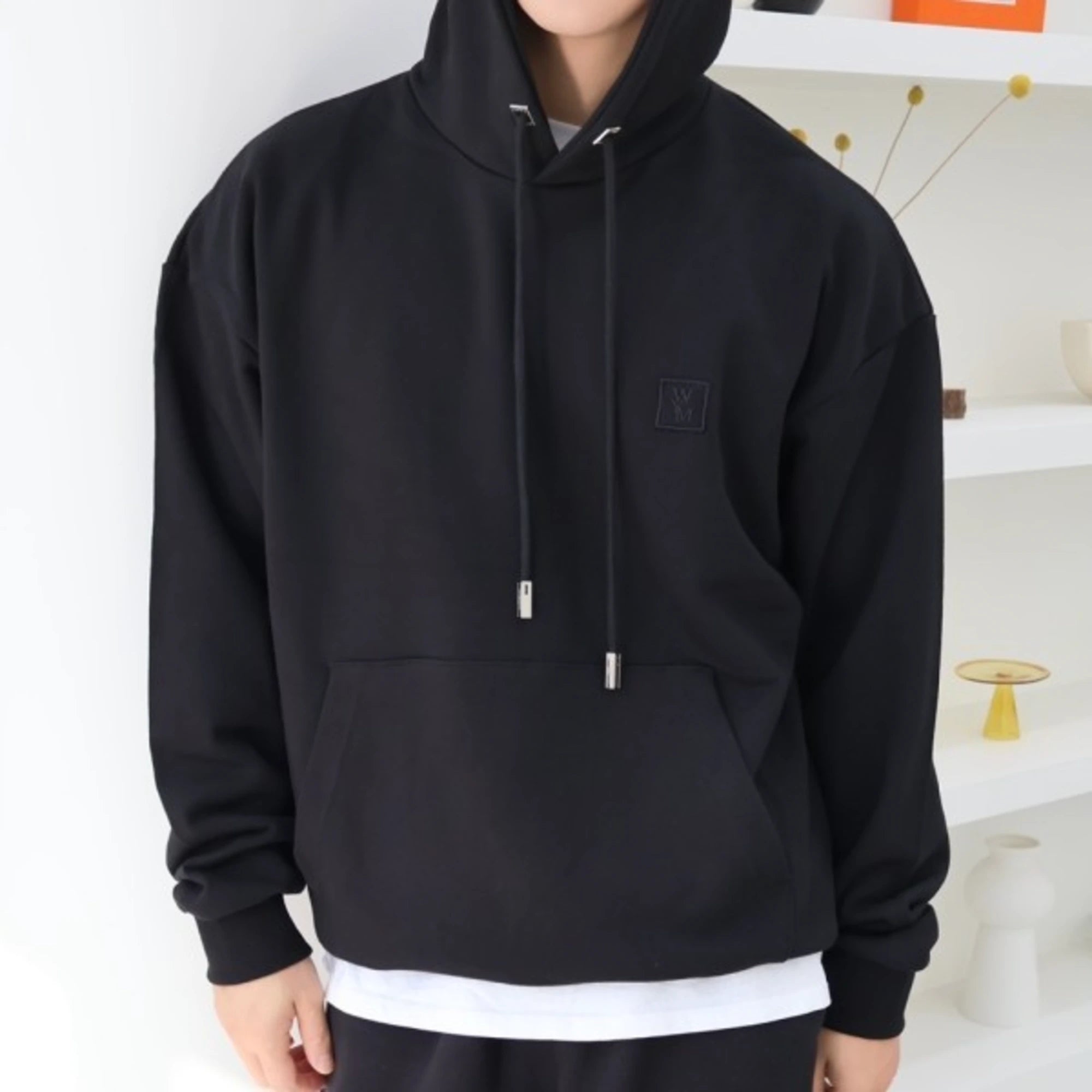 우영미 플라워 스웨잉 후드 티셔츠 착용 이미지