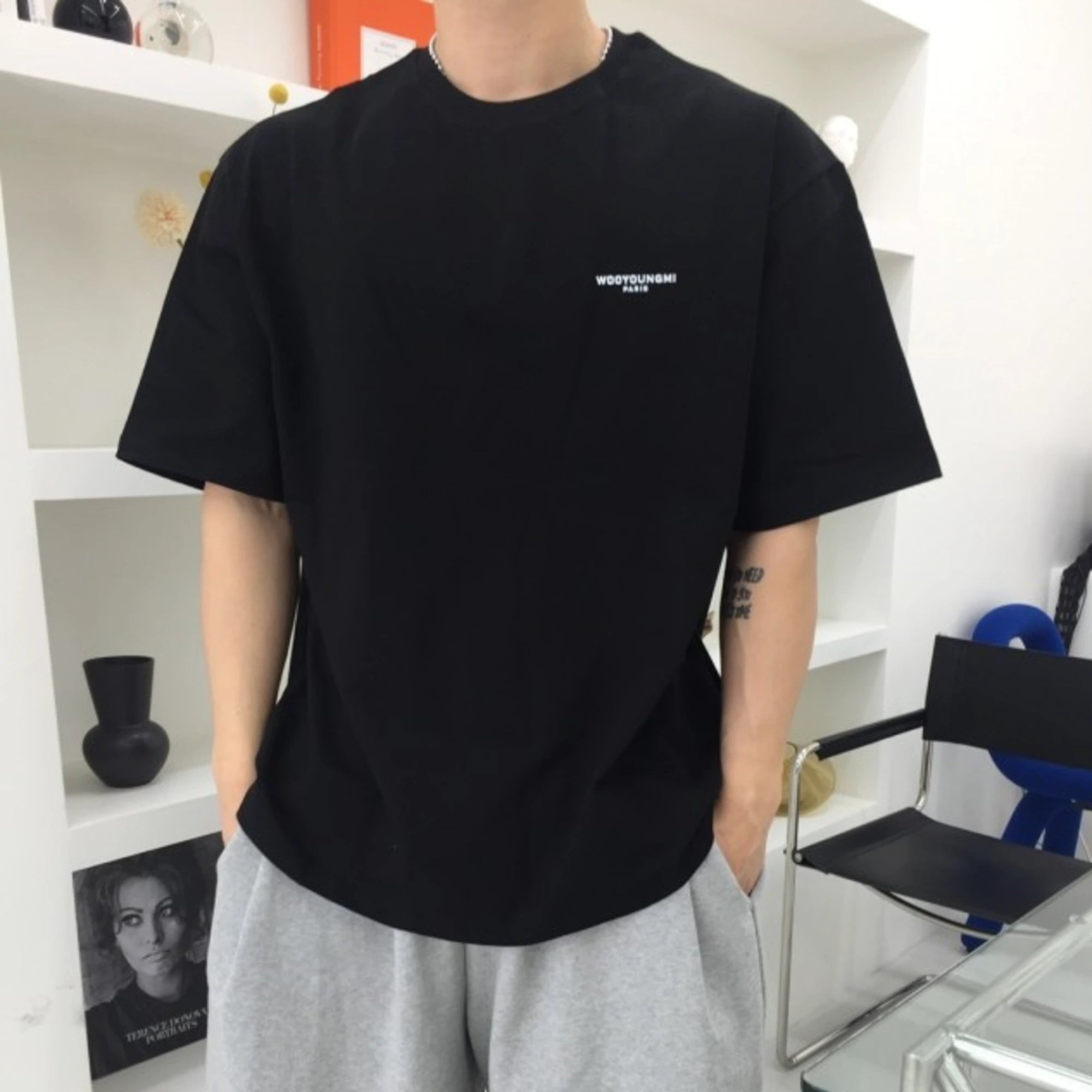 우영미 스퀘어 라벨 반팔 티셔츠 착용 이미지
