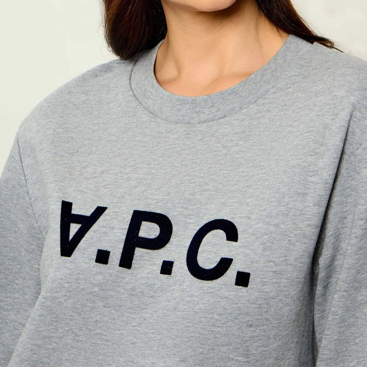 아페쎄 스탠다드 그랜드 VPC 맨투맨 COHBN 착용 이미지