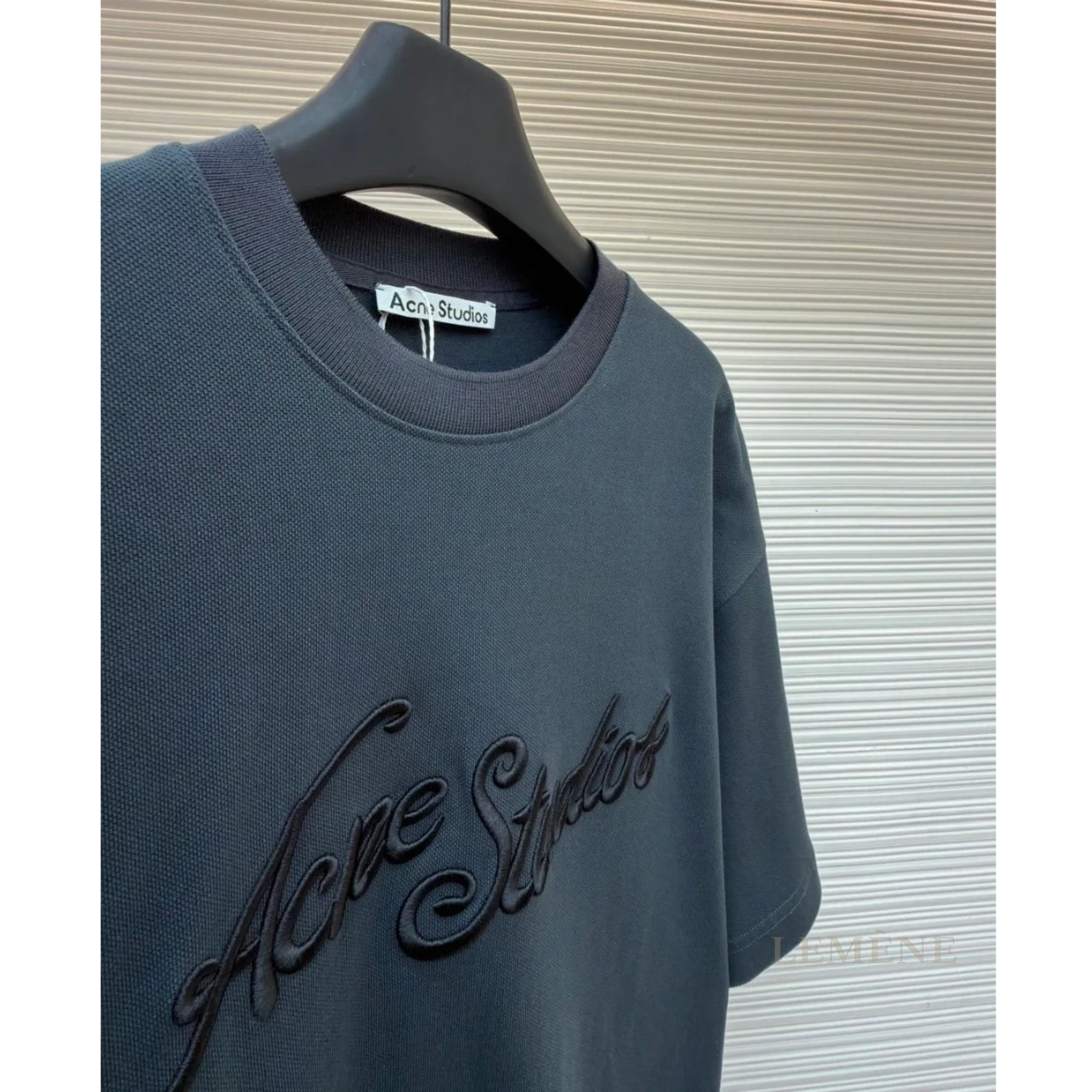 아크네 스튜디오 3D 자수 로고 반팔 티셔츠 디테일 이미지