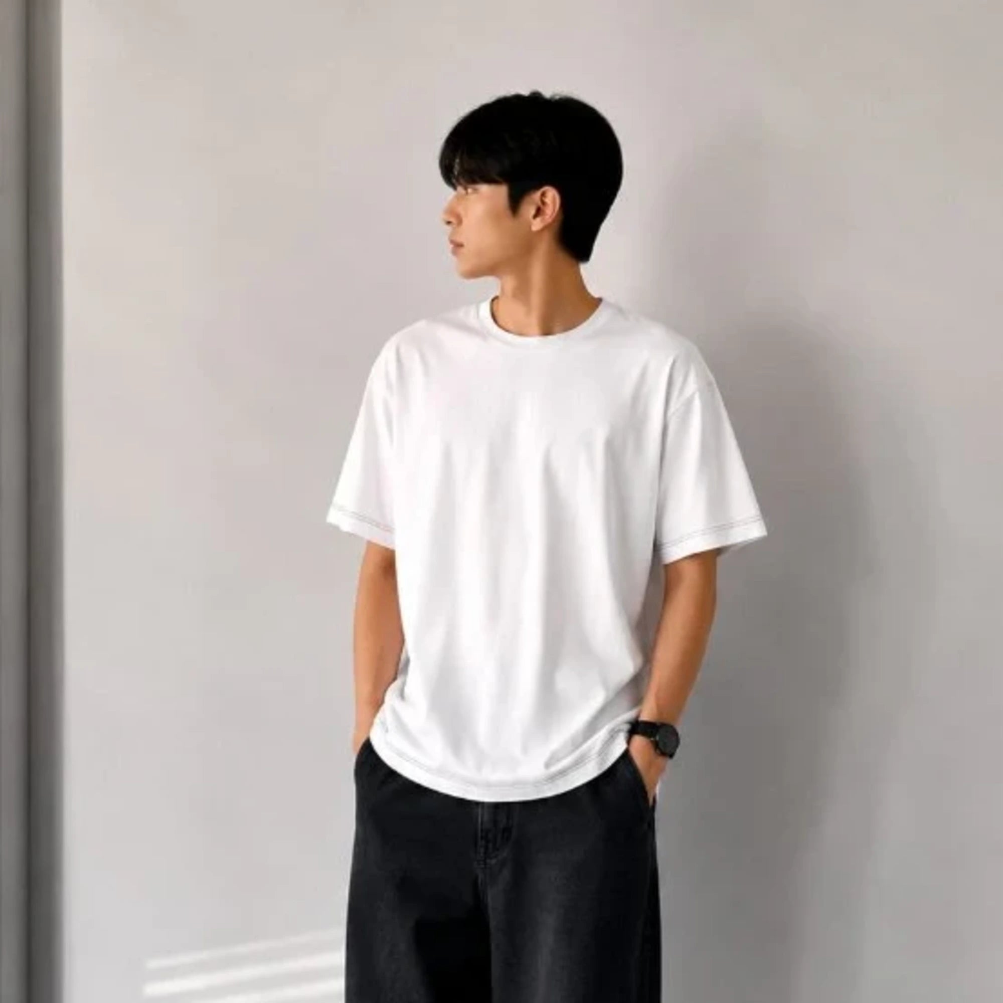 아크네 스튜디오 스티치 백로고 반팔 티셔츠 착용 이미지