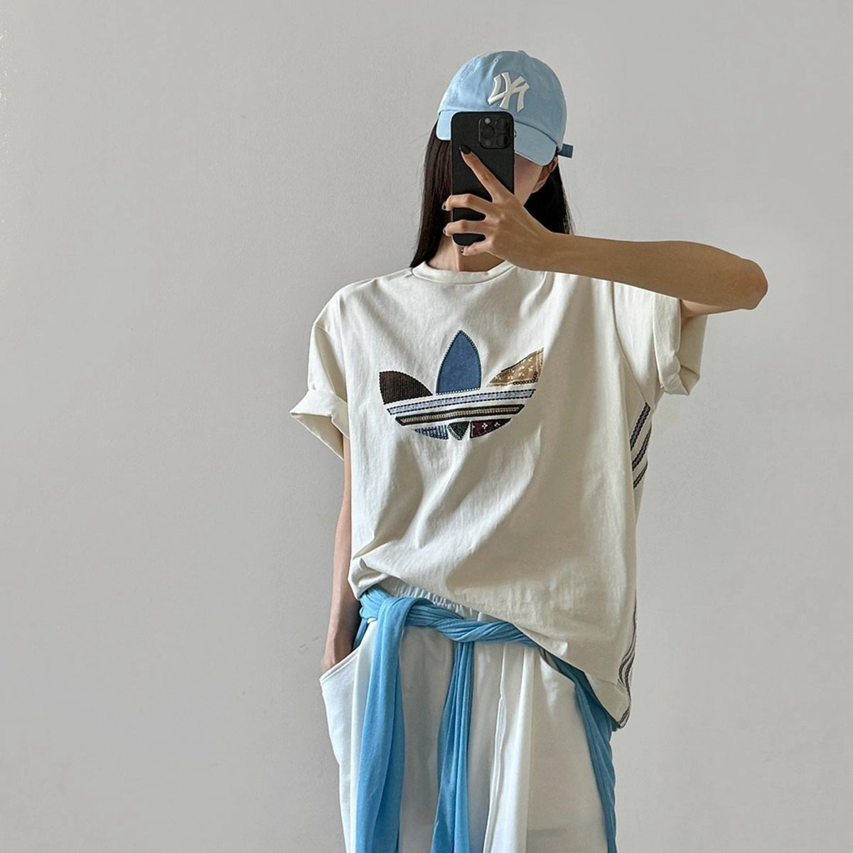 아디다스 반팔 티셔츠 KW5670 착용 이미지