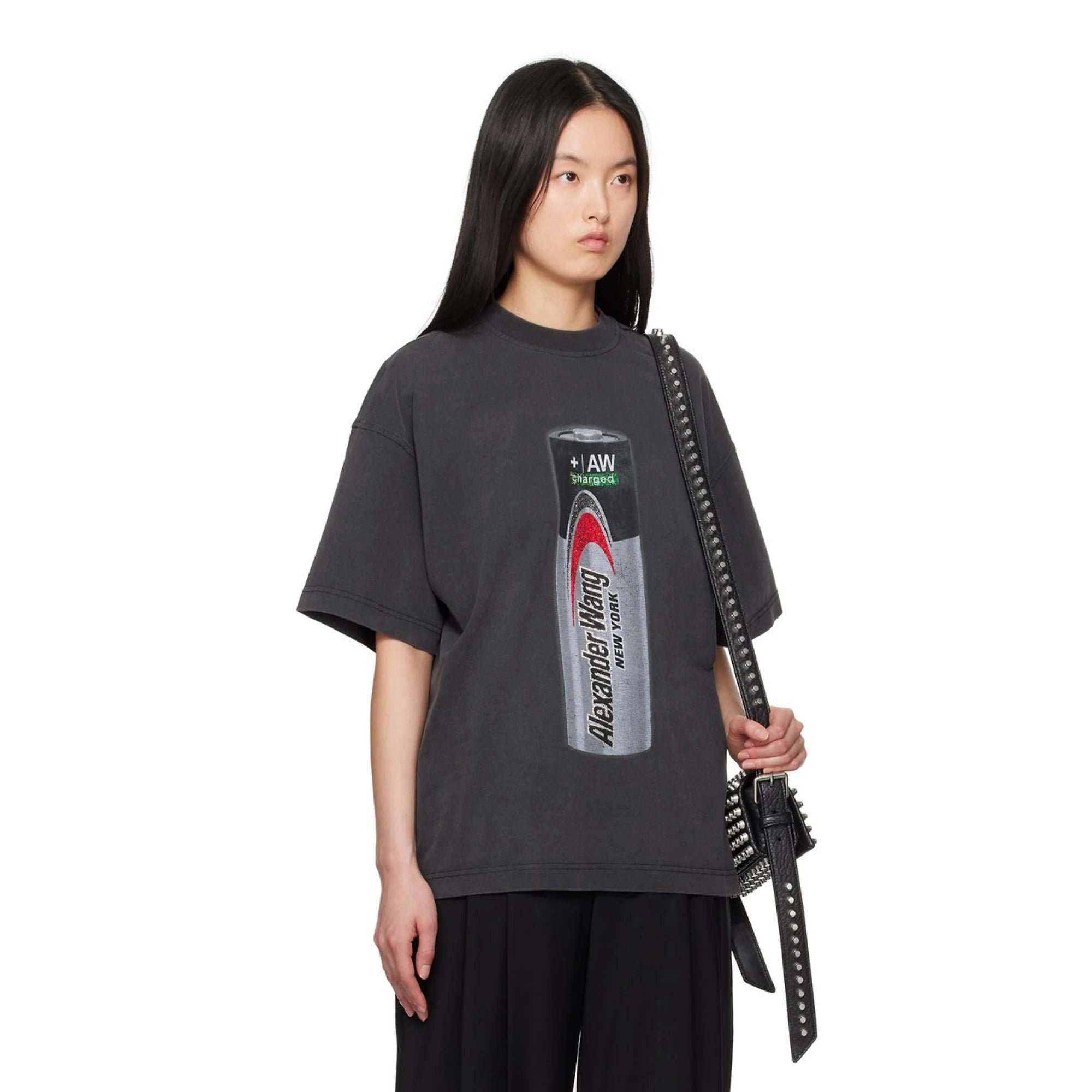 알렉산더 왕 배터리 로고 반팔 티셔츠 착용 이미지