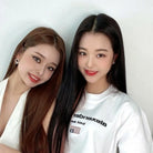 알렉산더 왕 로고 반팔 티셔츠 착용 이미지