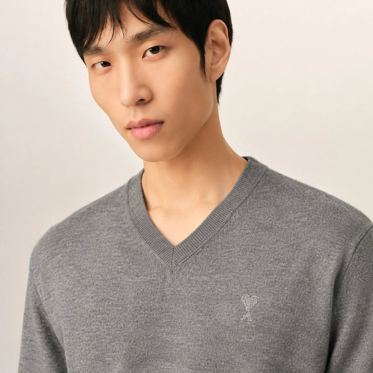 아미 톤온톤 하트 로고 긴팔 니트 E21HK104 착용 이미지