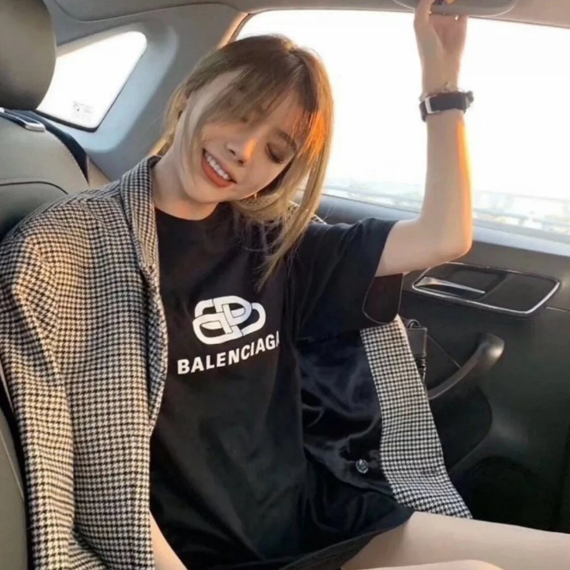 발렌시아가 BB로고 반팔 티셔츠 착용 이미지