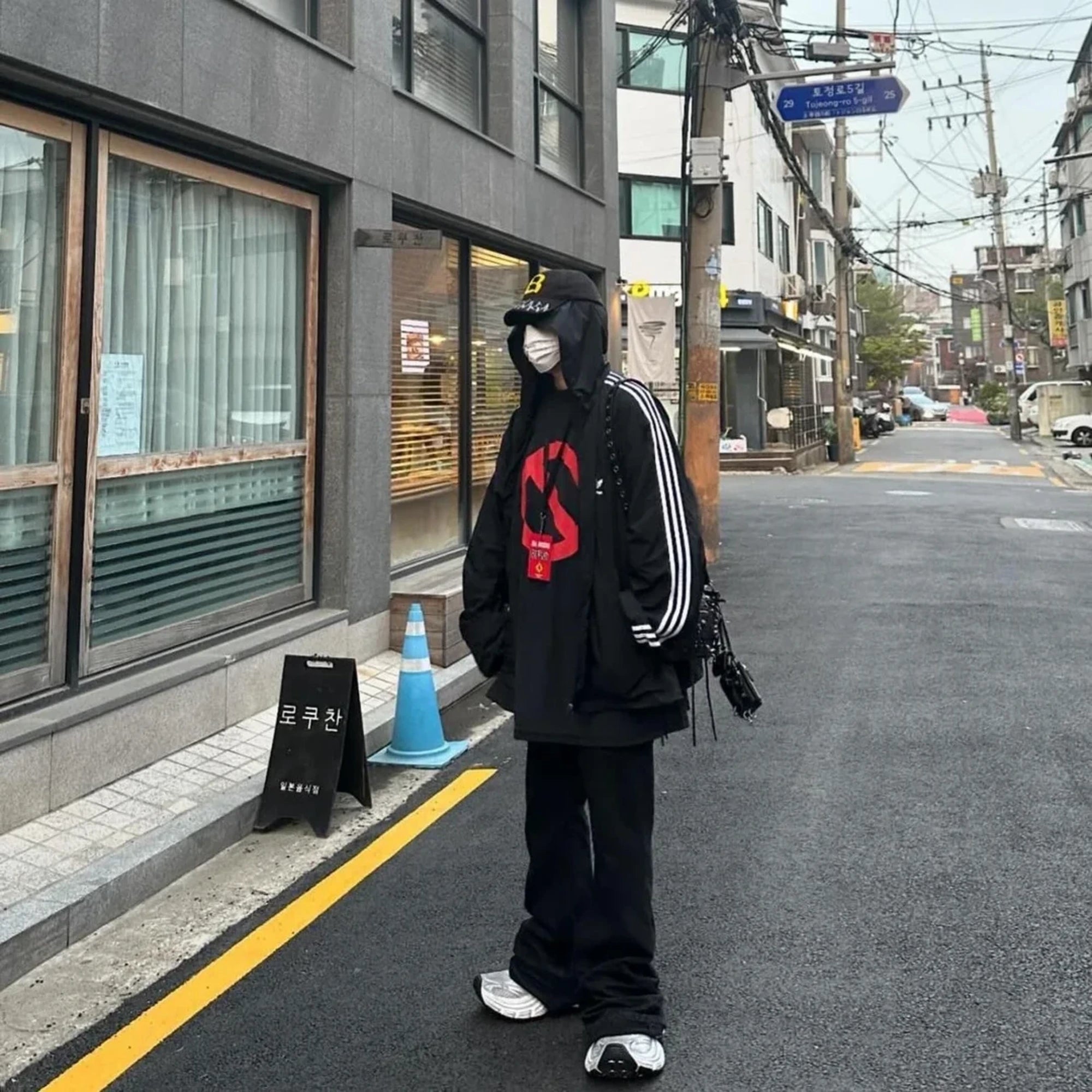 발렌시아가 뮤직 x BFRND 인사이드 아웃 오버핏 반팔 티셔츠 착용 이미지
