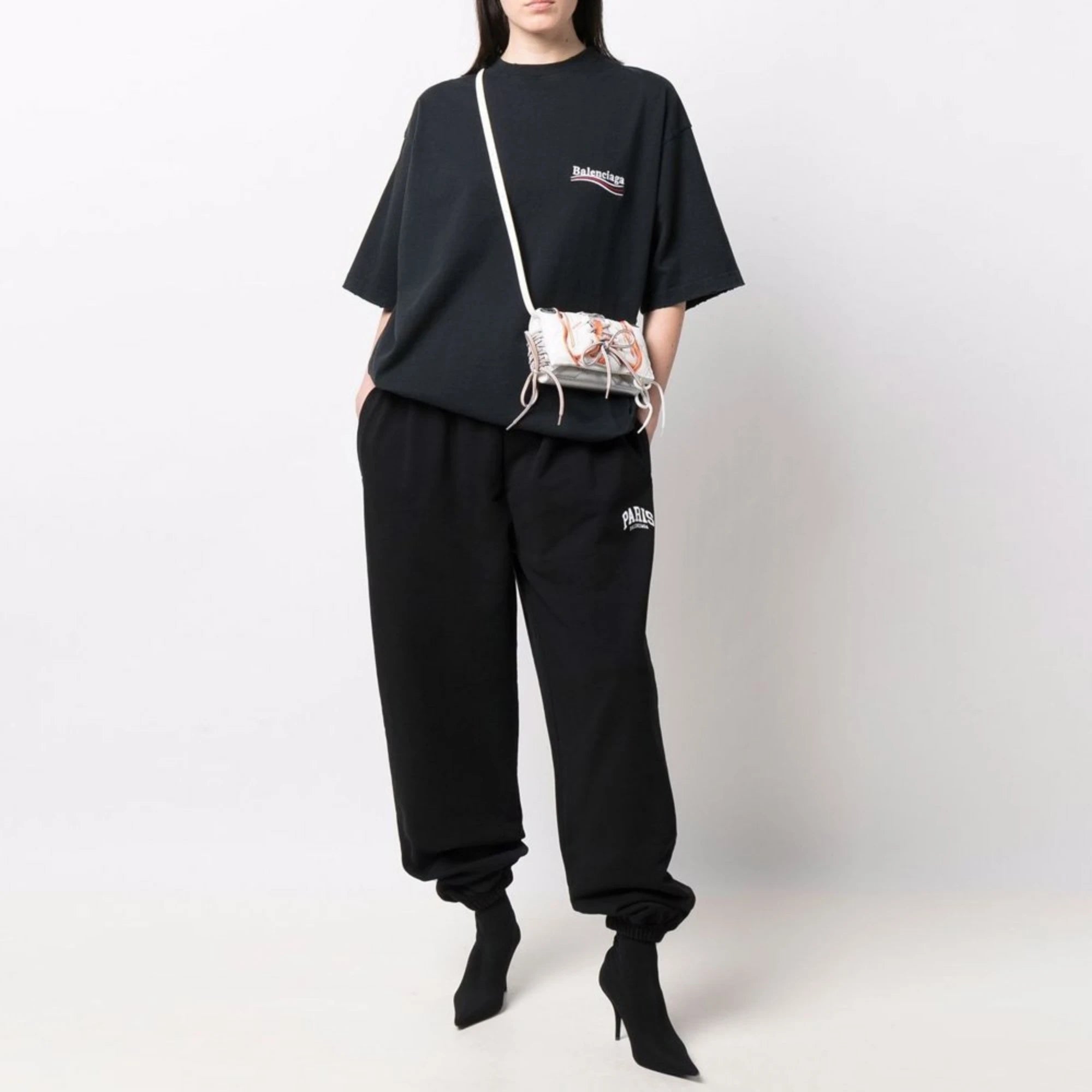 발렌시아가 폴리티컬 캠페인 반팔 티셔츠 착용 이미지