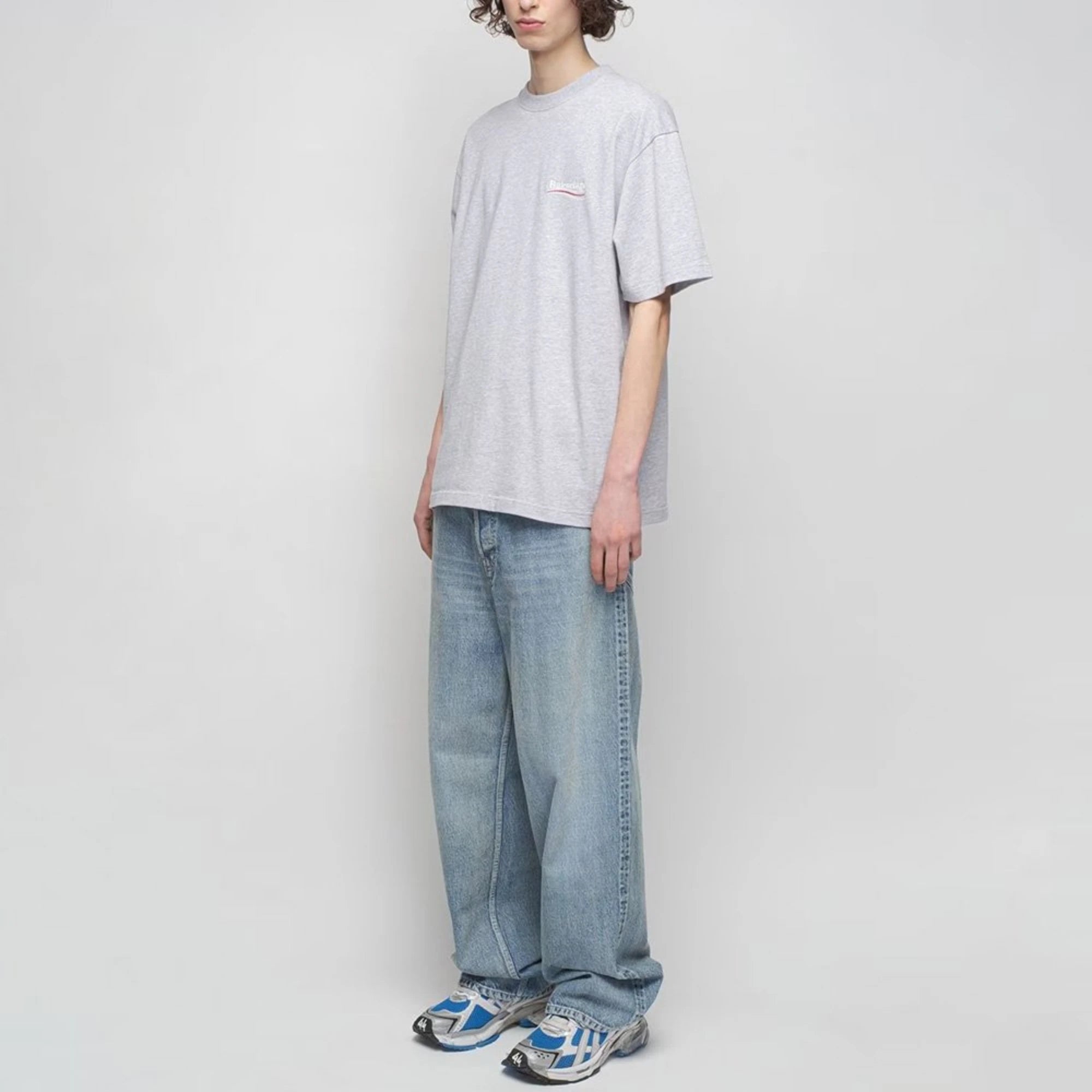 발렌시아가 폴리티컬 캠페인 반팔 티셔츠 착용 이미지