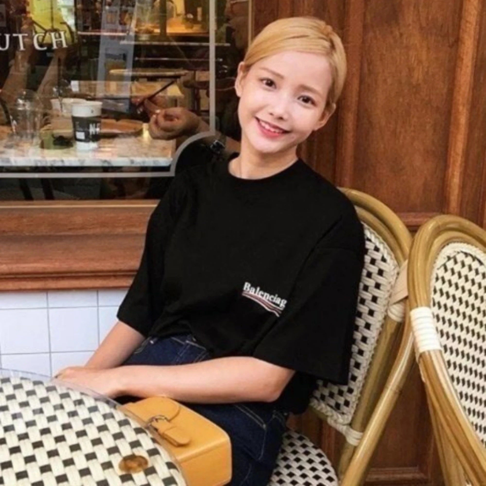 발렌시아가 웨이브로고 오버핏 반팔 티셔츠 착용 이미지