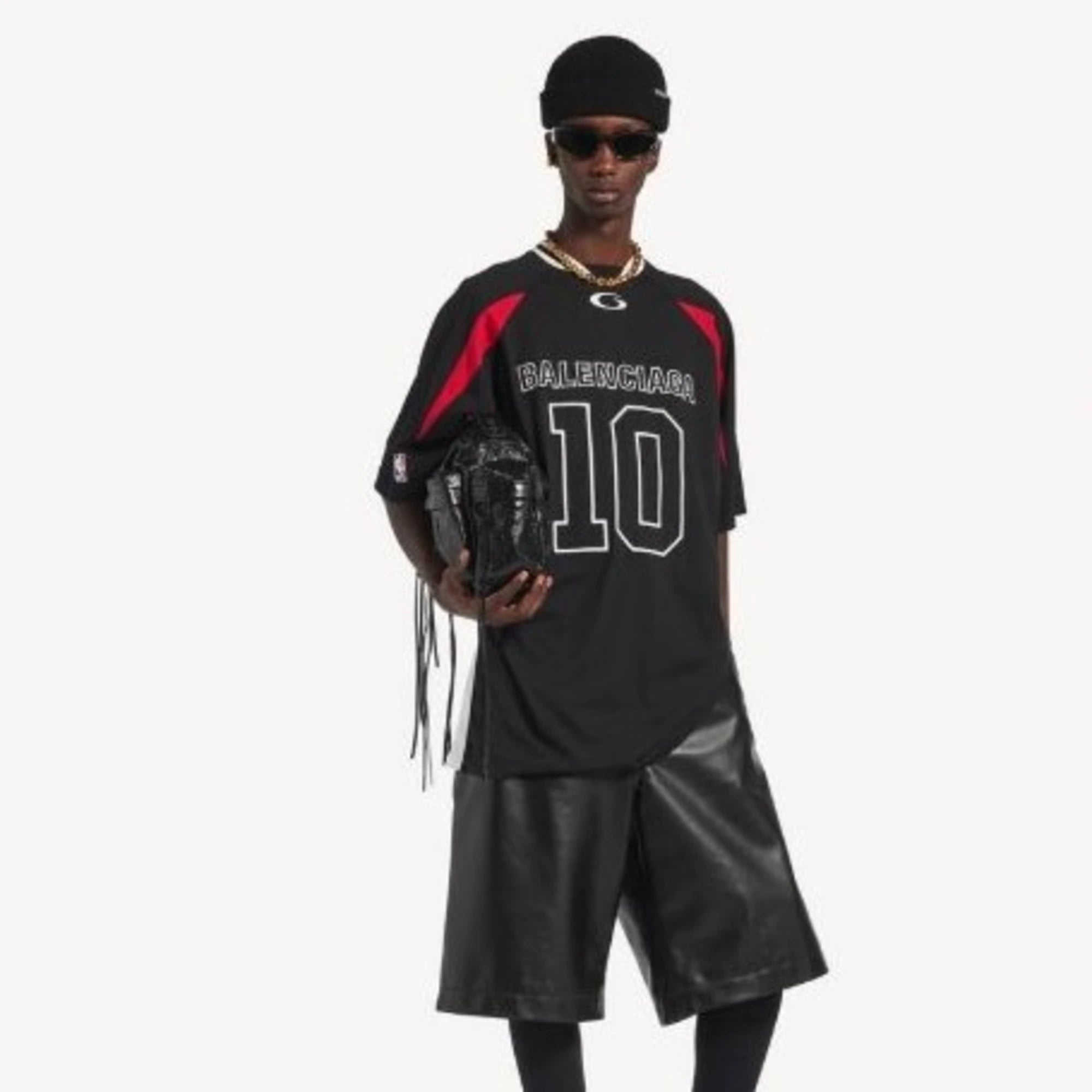 발렌시아가 X NBA 오버사이즈 반팔 티셔츠 착용 이미지