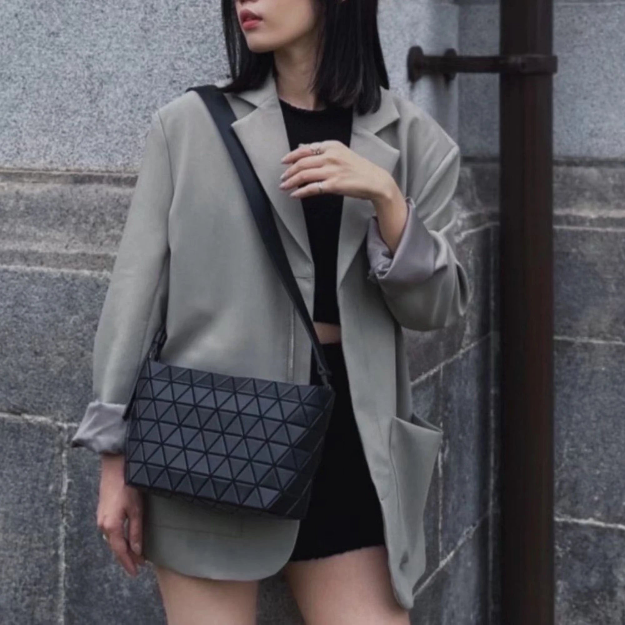 바오바오 크리스탈 숄더백 착용 이미지