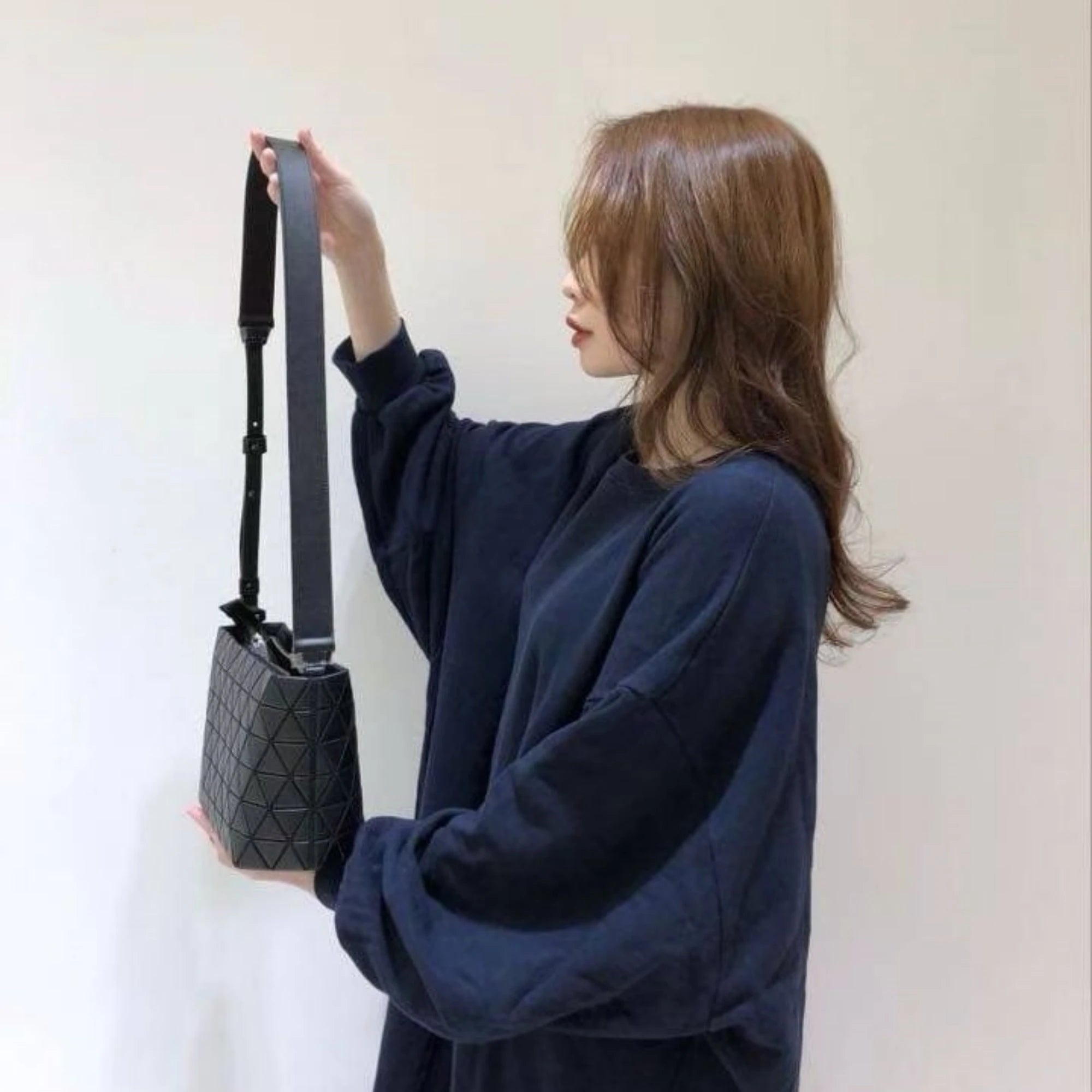 바오바오 크리스탈 숄더백 착용 이미지