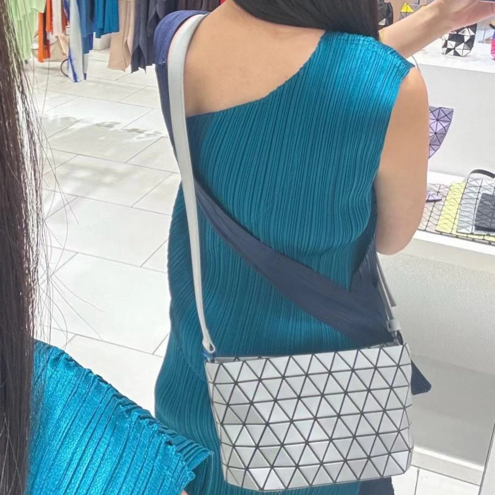 바오바오 크리스탈 숄더백 착용 이미지