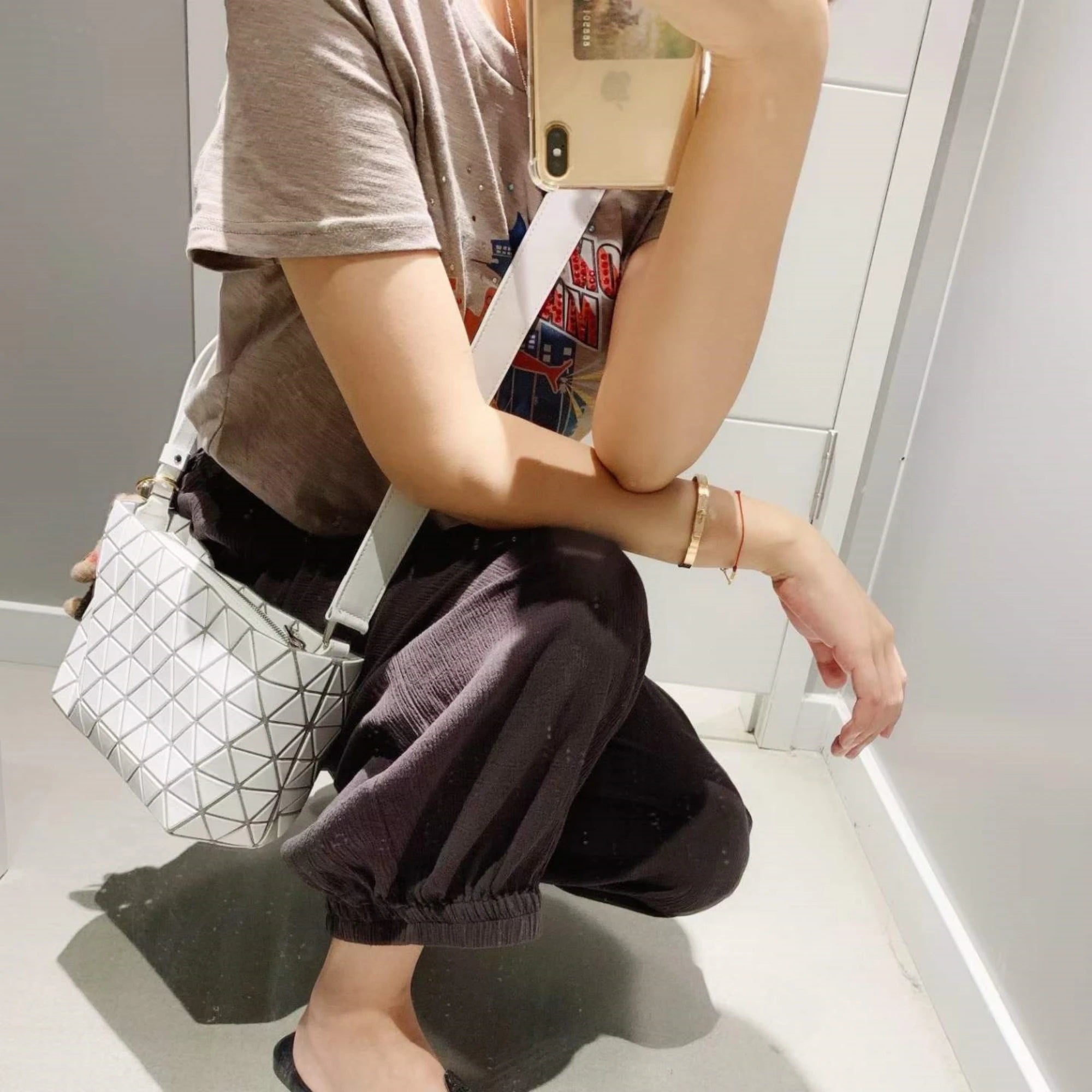 바오바오 크리스탈 숄더백 착용 이미지