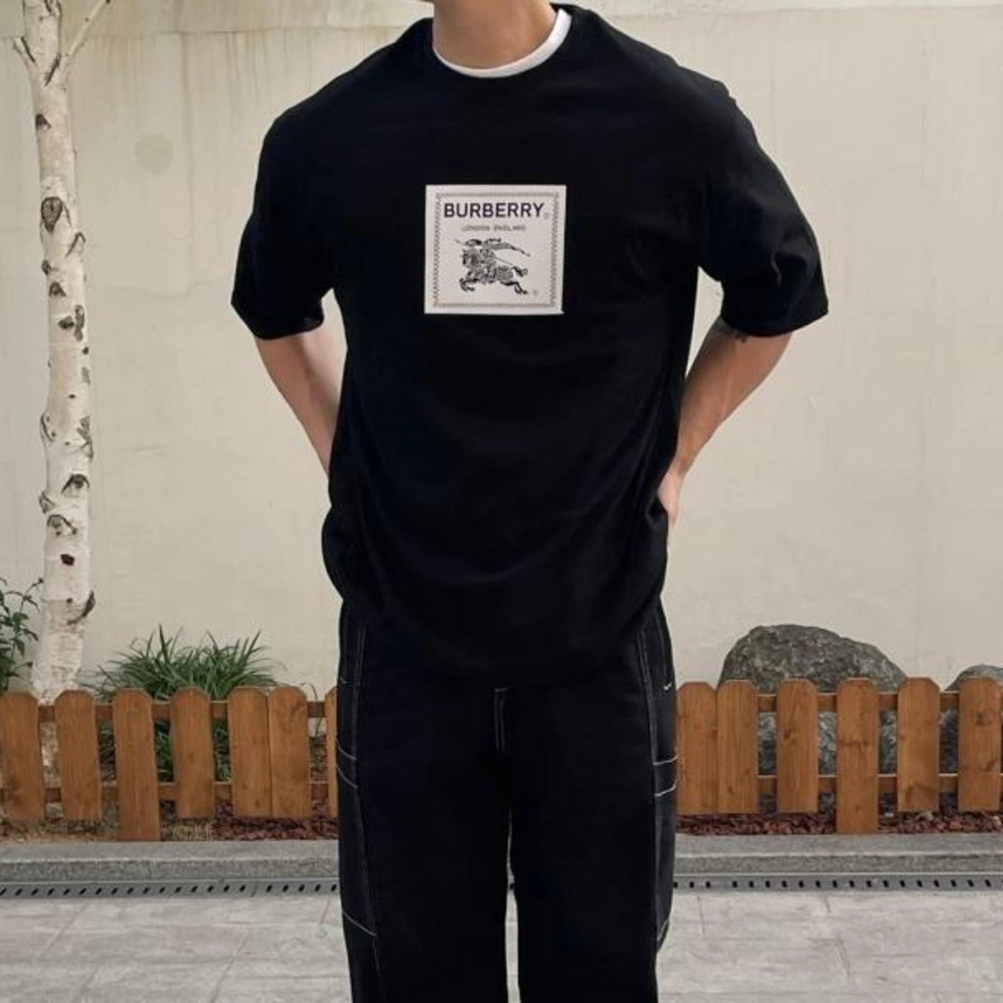 버버리 프로섬 라벨 반팔 티셔츠 착용 이미지