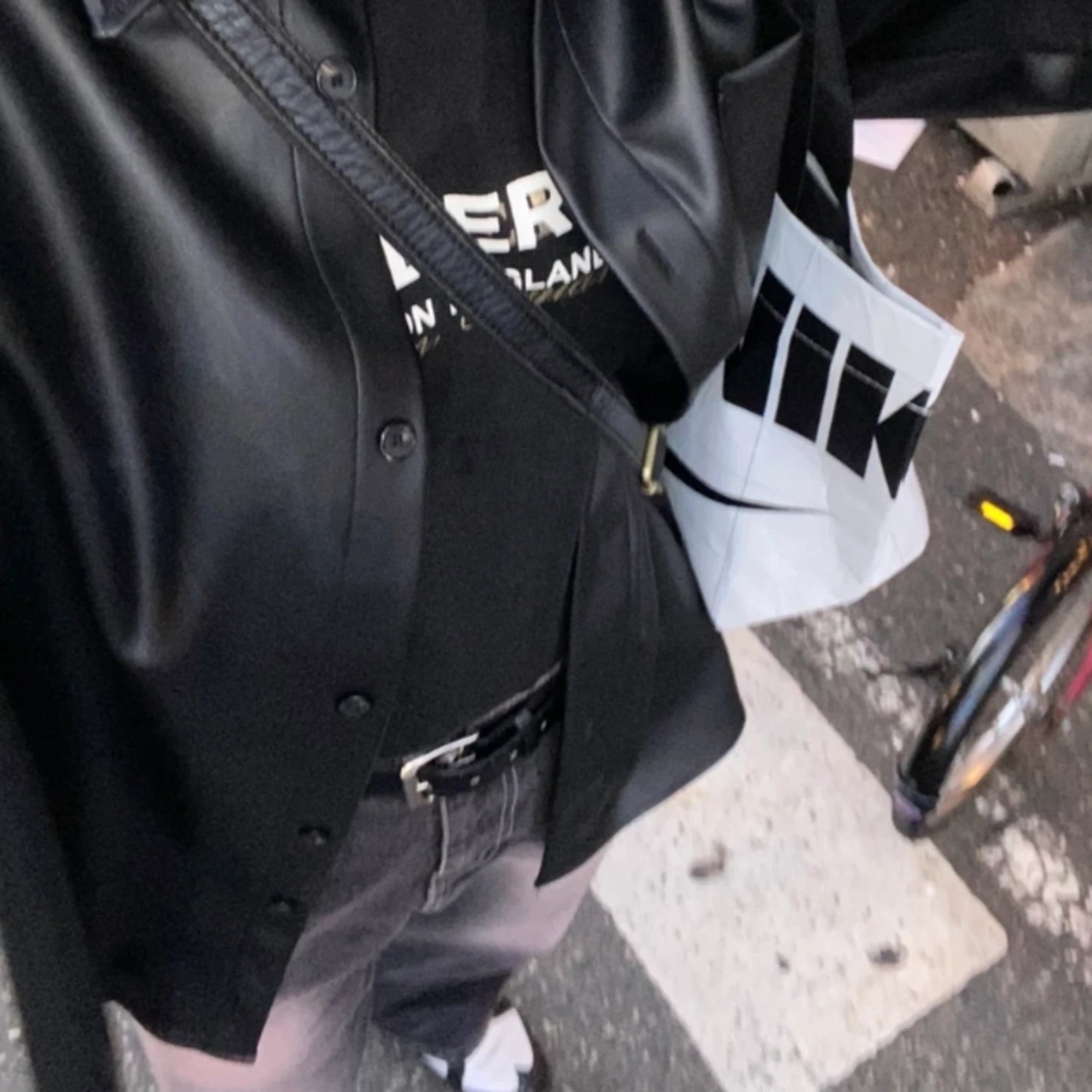 버버리 심플 로고 반팔 티셔츠 착용 이미지
