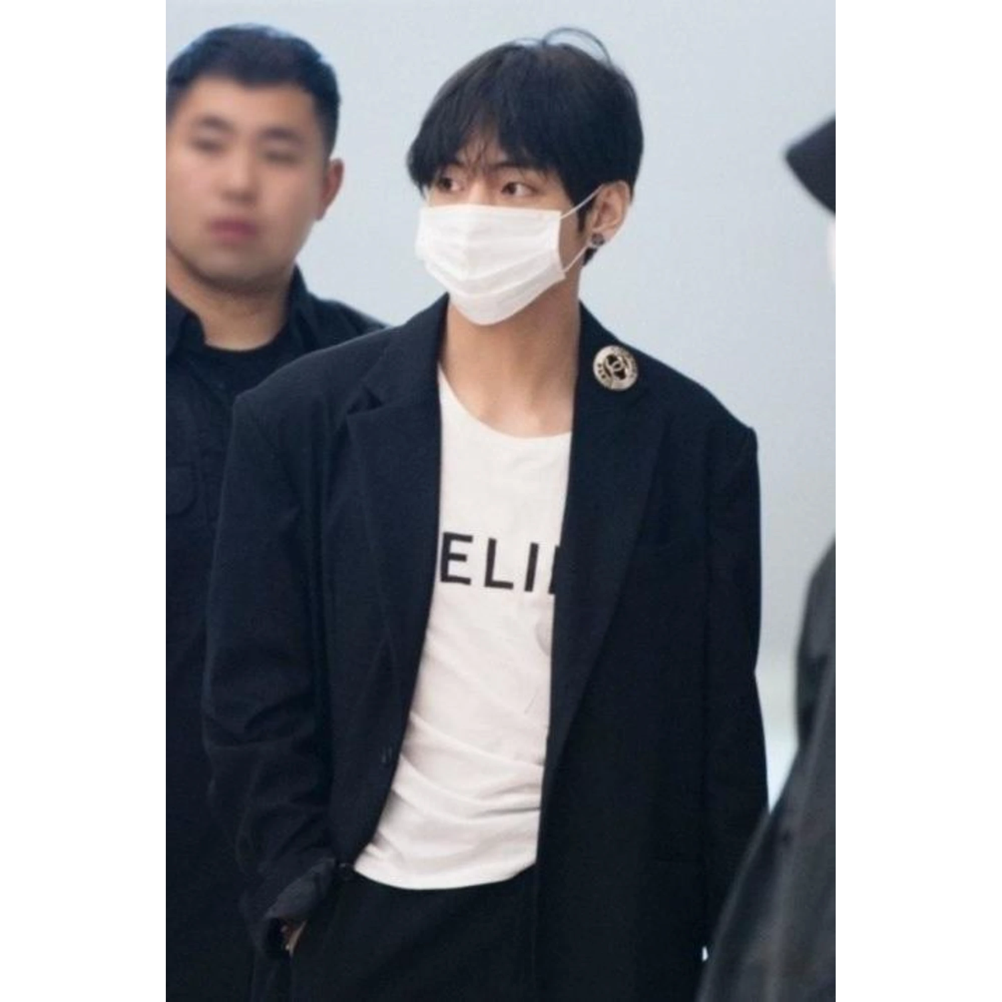 셀린느 빅로고 반팔 티셔츠 착용 이미지