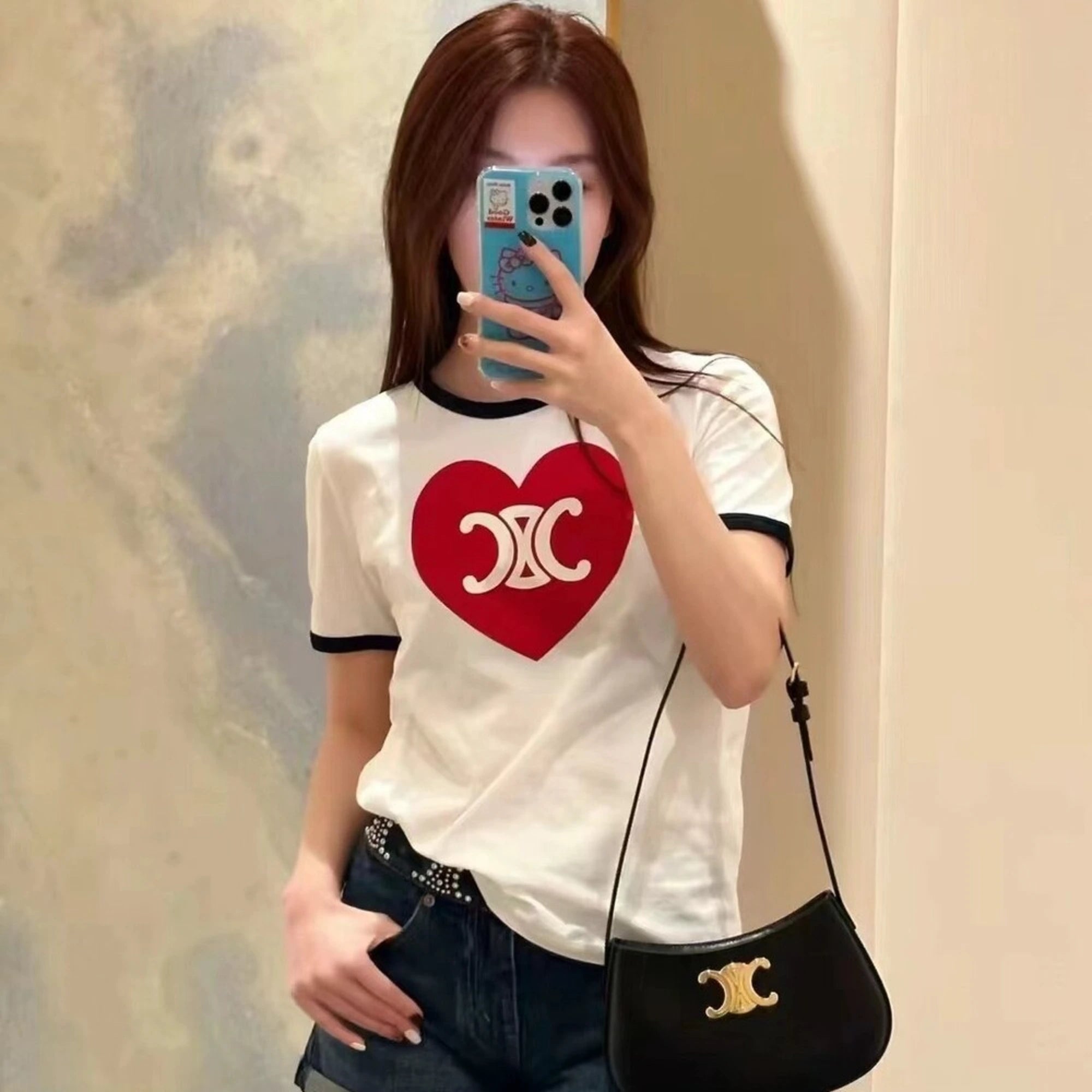 셀린느 하트 트리옹프 반팔 티셔츠 착용 이미지