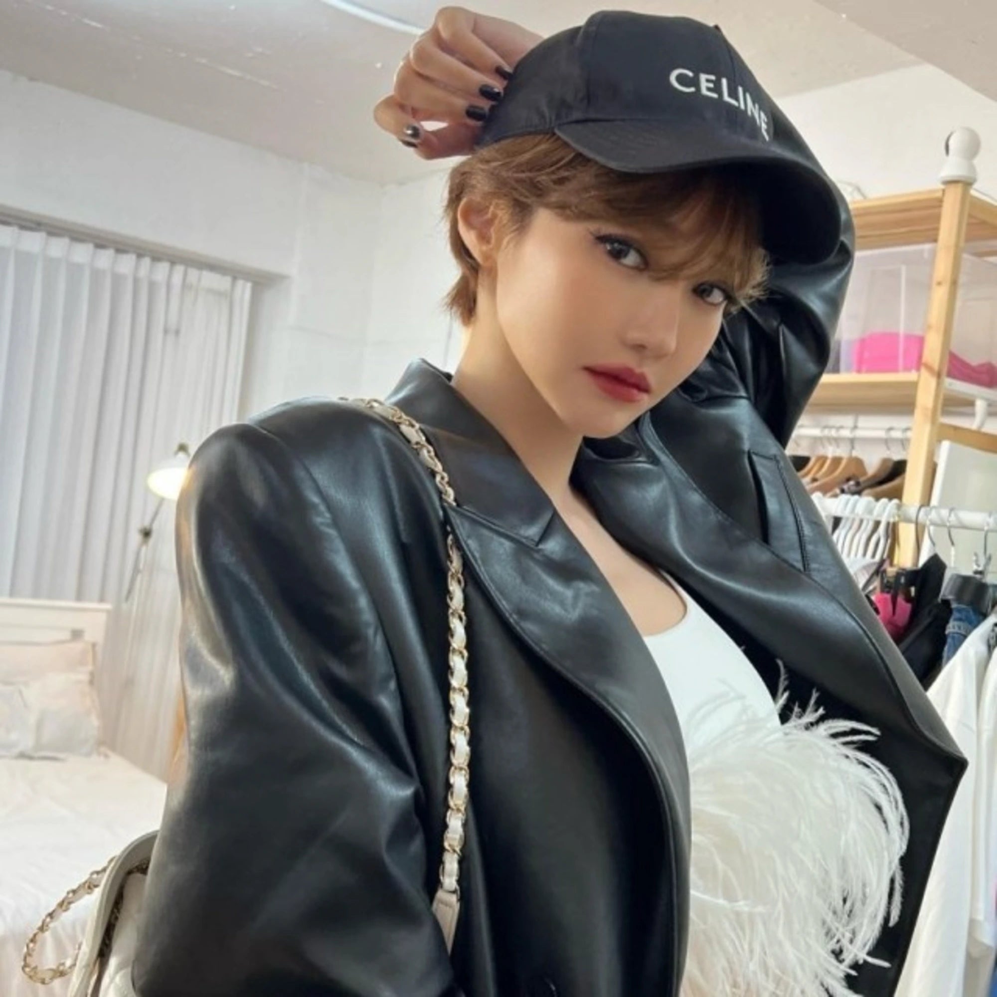 셀린느 로고 베이스볼캡 착용 이미지