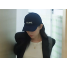 셀린느 로고 베이스볼캡 착용 이미지