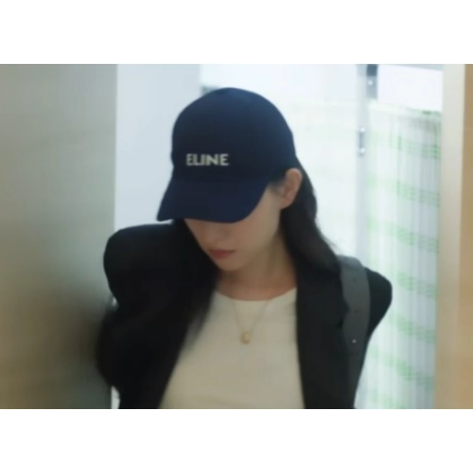 셀린느 로고 베이스볼캡 착용 이미지