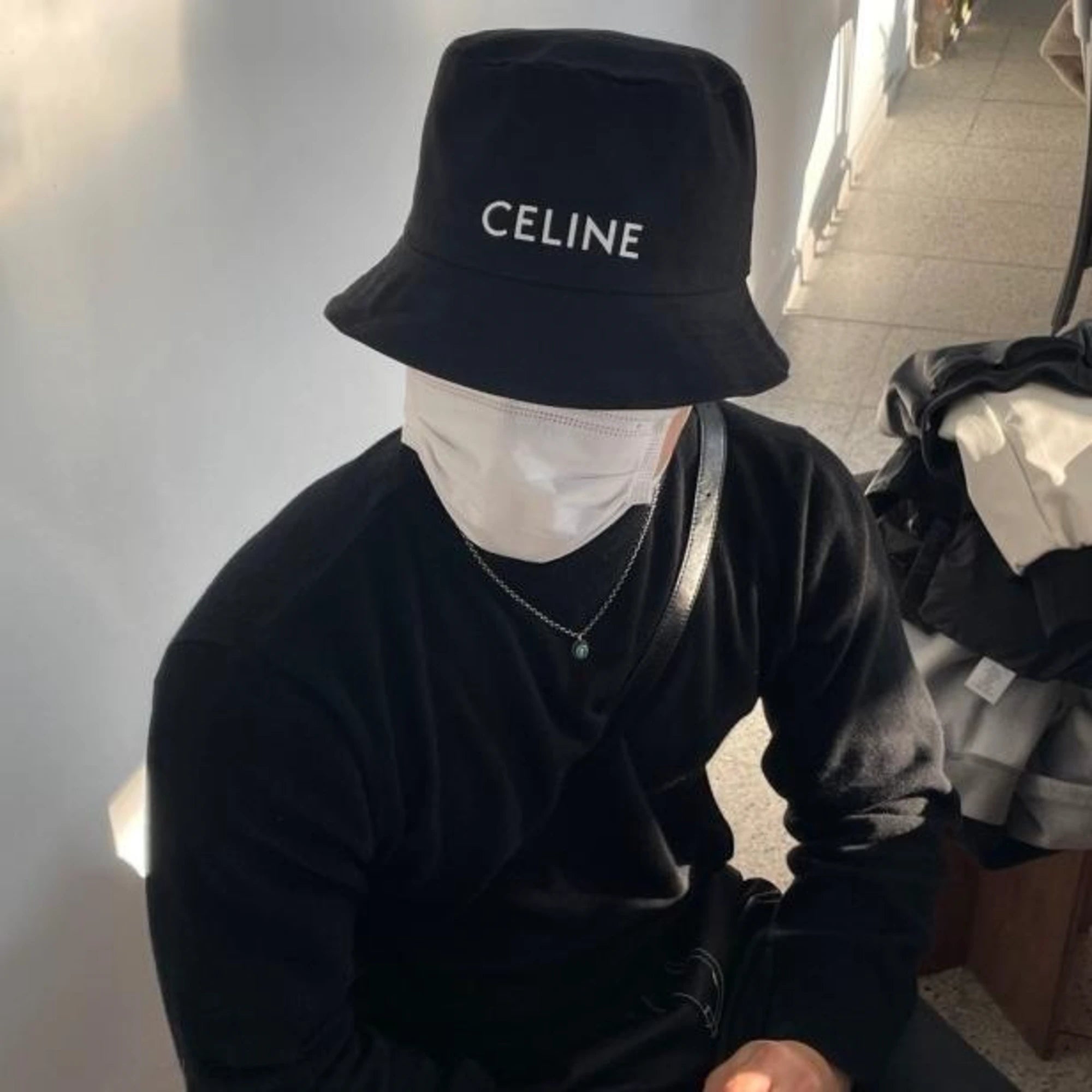 셀린느 로고 버킷햇 착용 이미지