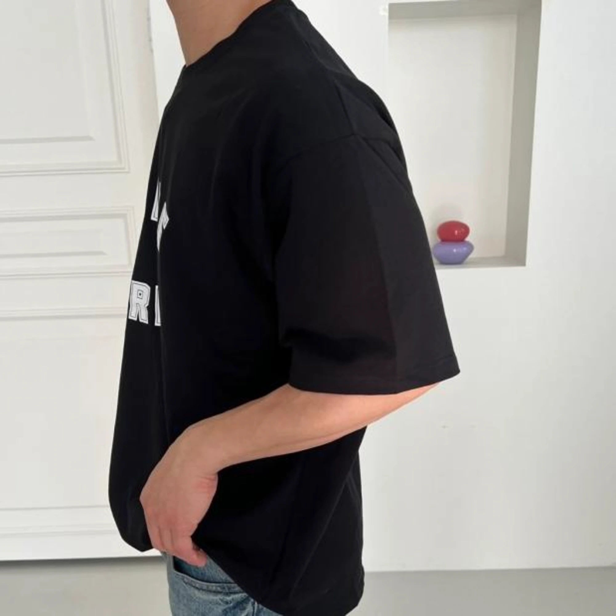 셀린느 파리스 루즈 반팔 티셔츠 착용 이미지
