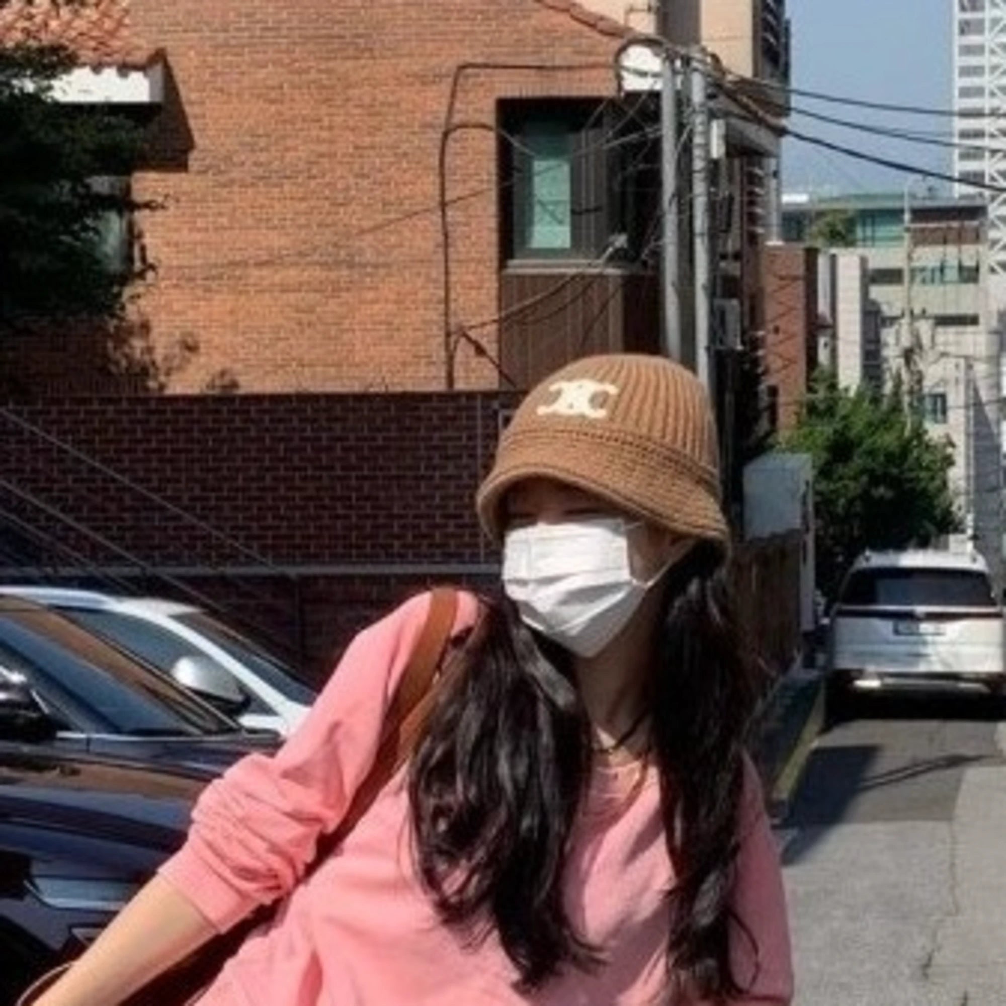 셀린느 트리옹프 클로슈 버킷햇 착용 이미지