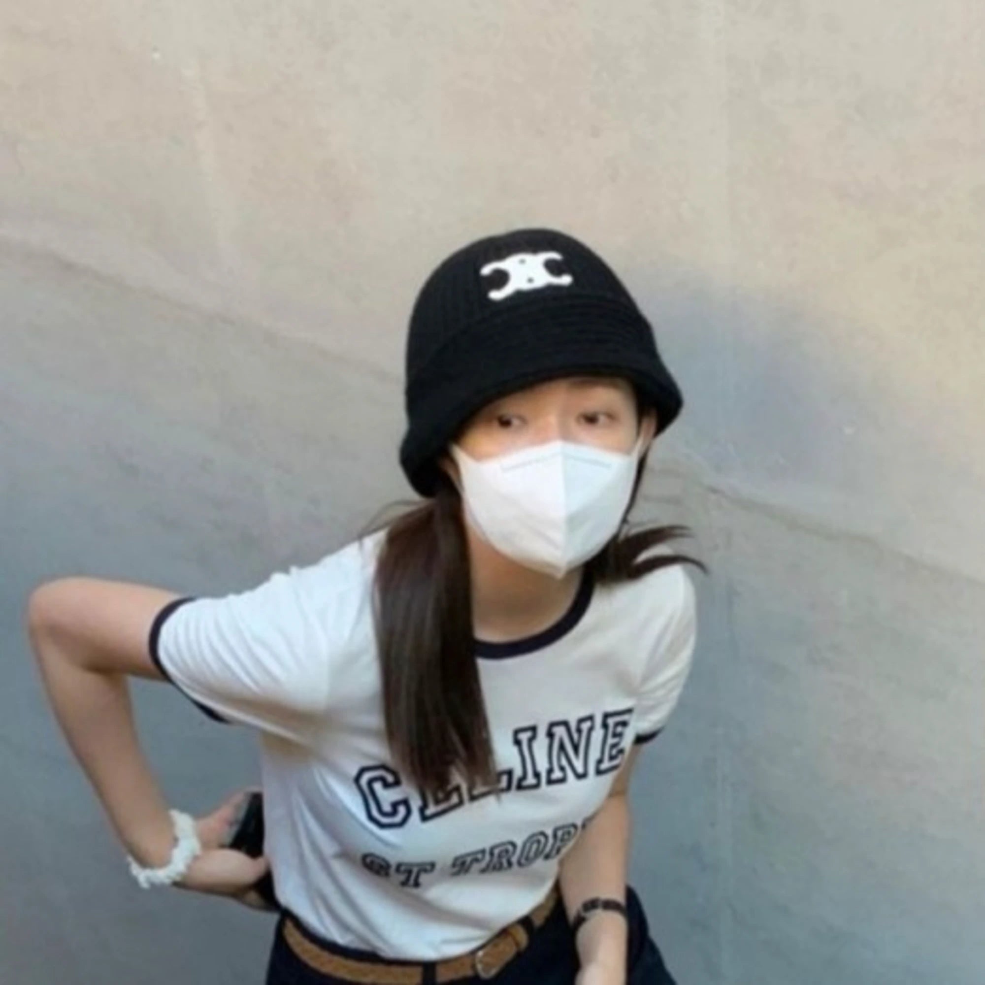셀린느 트리옹프 클로슈 버킷햇 착용 이미지