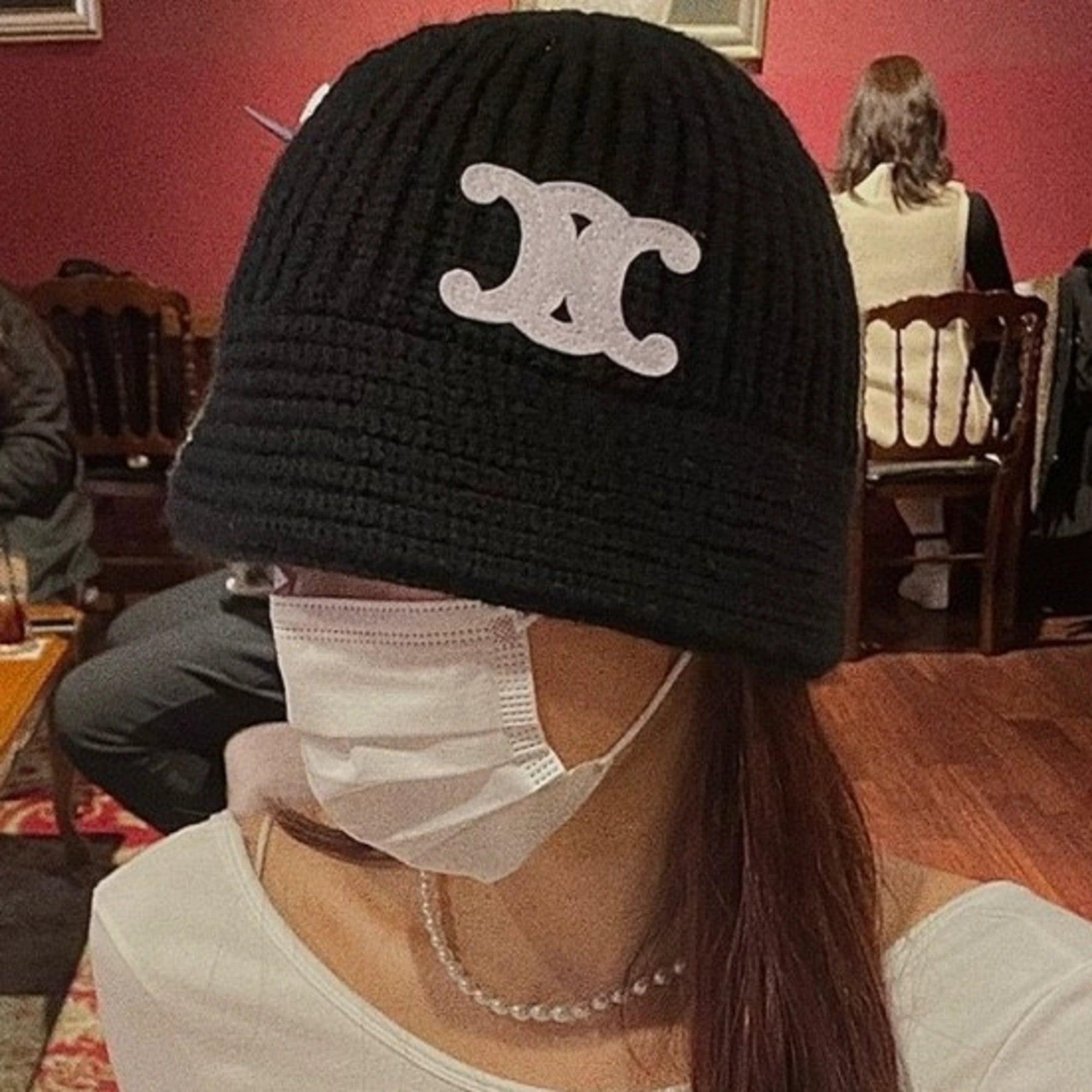 셀린느 트리옹프 클로슈 버킷햇 착용 이미지