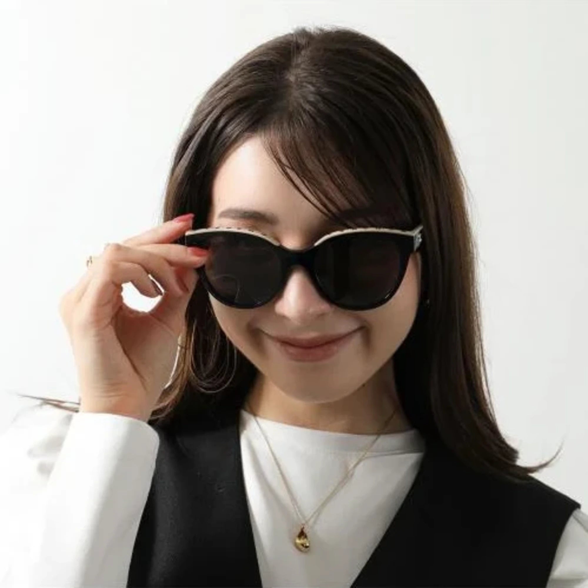 샤넬 버터플라이 선글라스 착용 이미지
