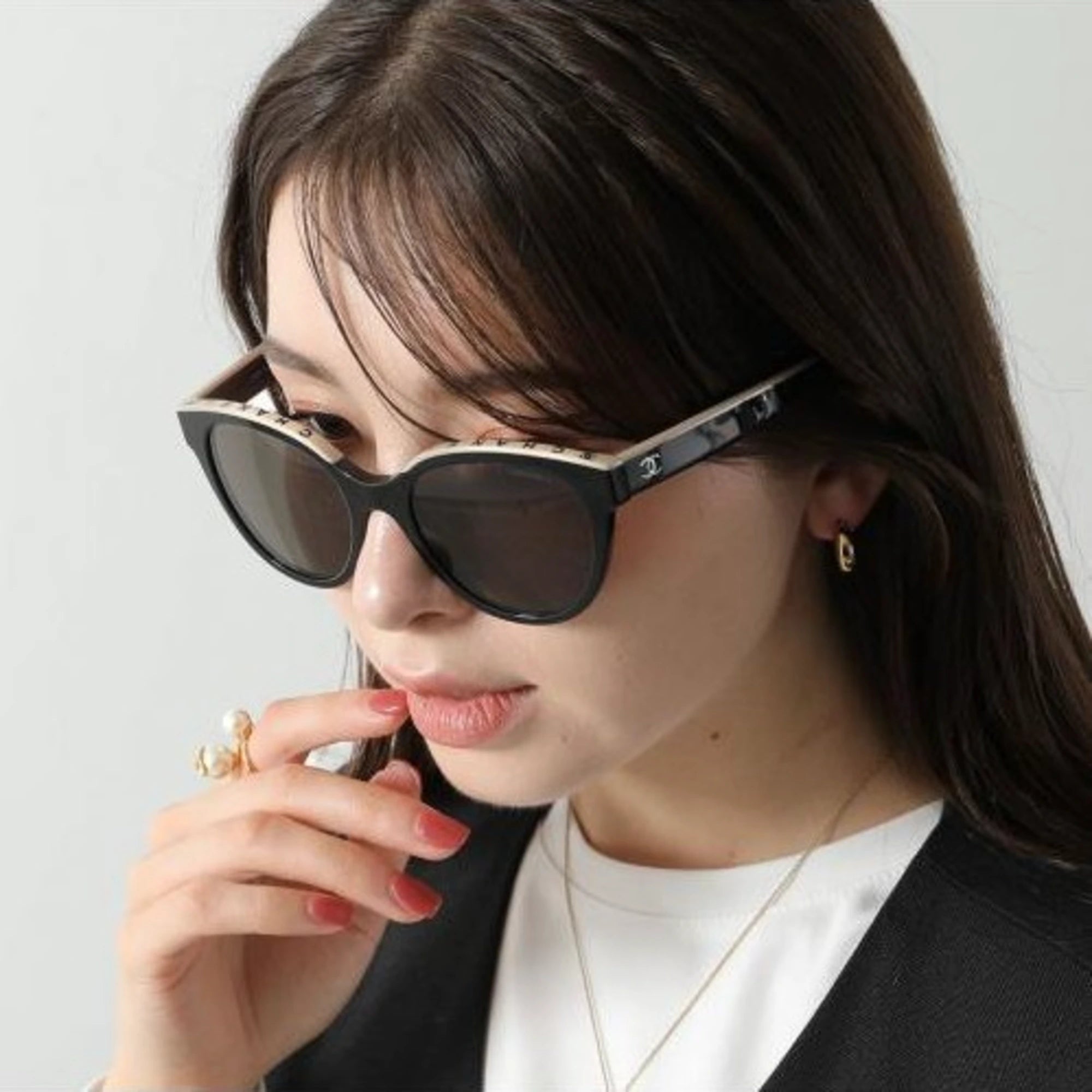 샤넬 버터플라이 선글라스 착용 이미지