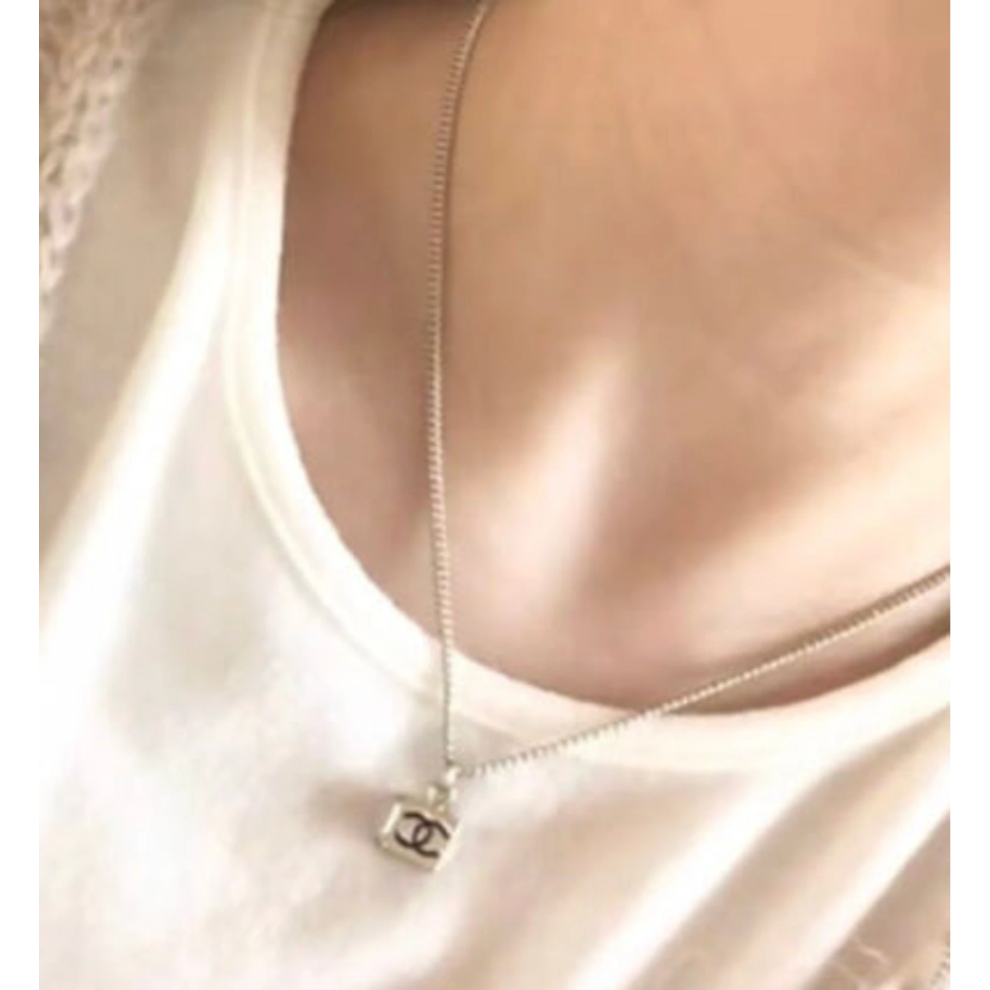샤넬 CC 사각 큐브 목걸이 착용 이미지