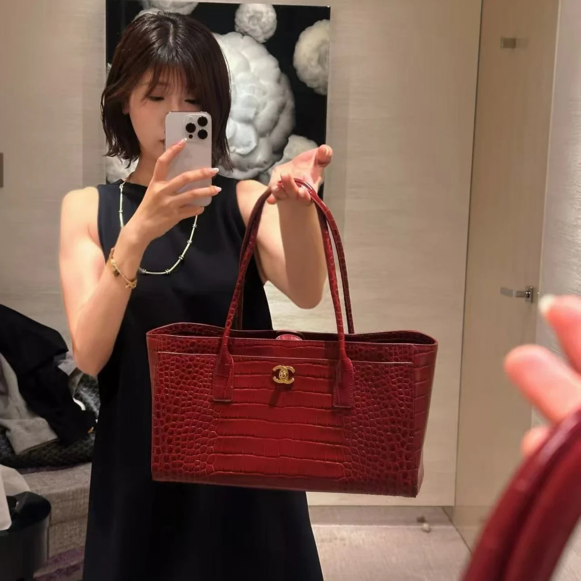 샤넬 악어 패턴 스몰 서프백 착용 이미지