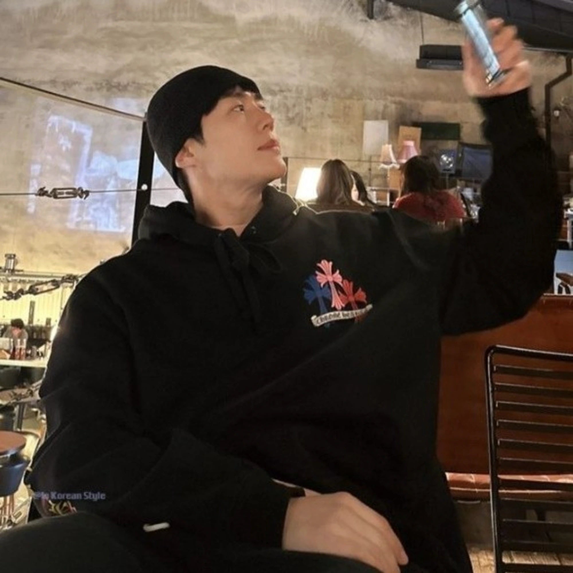 크롬하츠 멀티 컬러 크로스 후드 티셔츠 착용 이미지