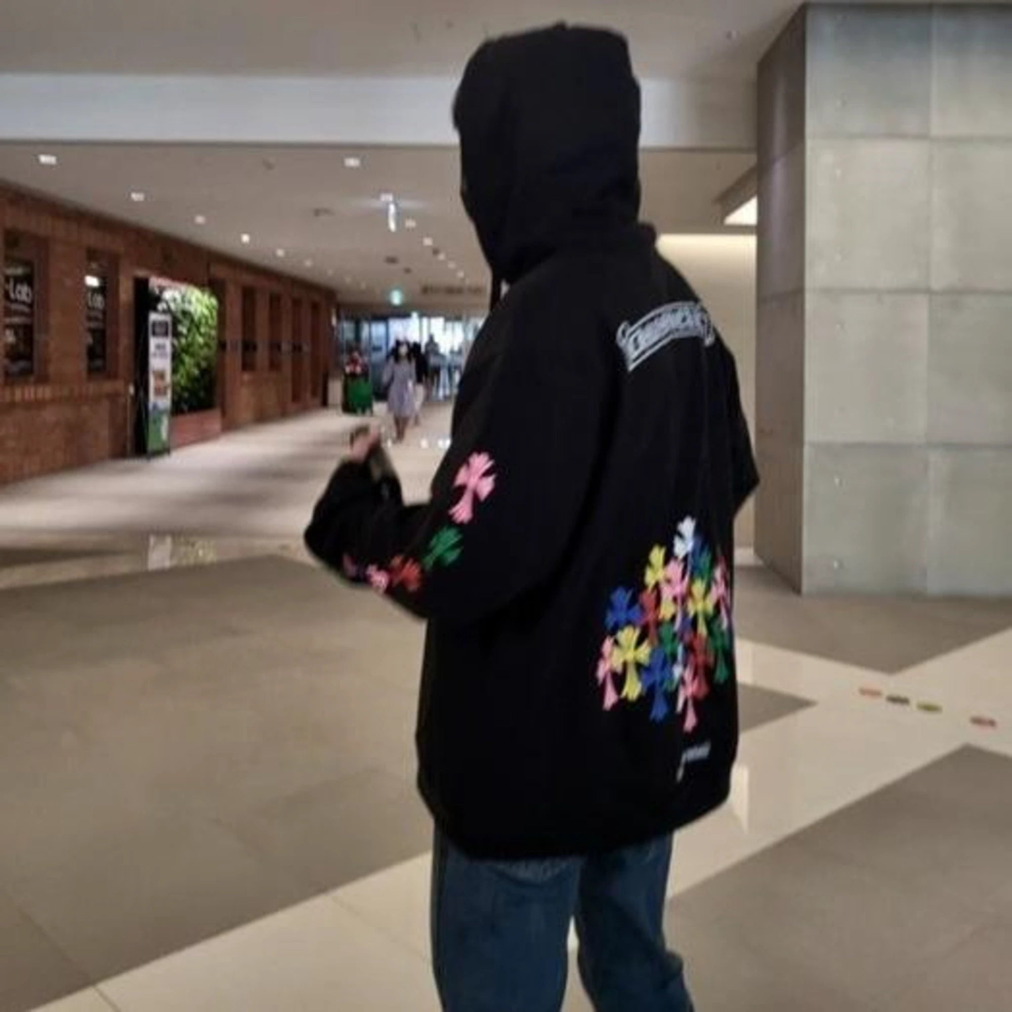 크롬하츠 멀티 컬러 크로스 후드 티셔츠 착용 이미지