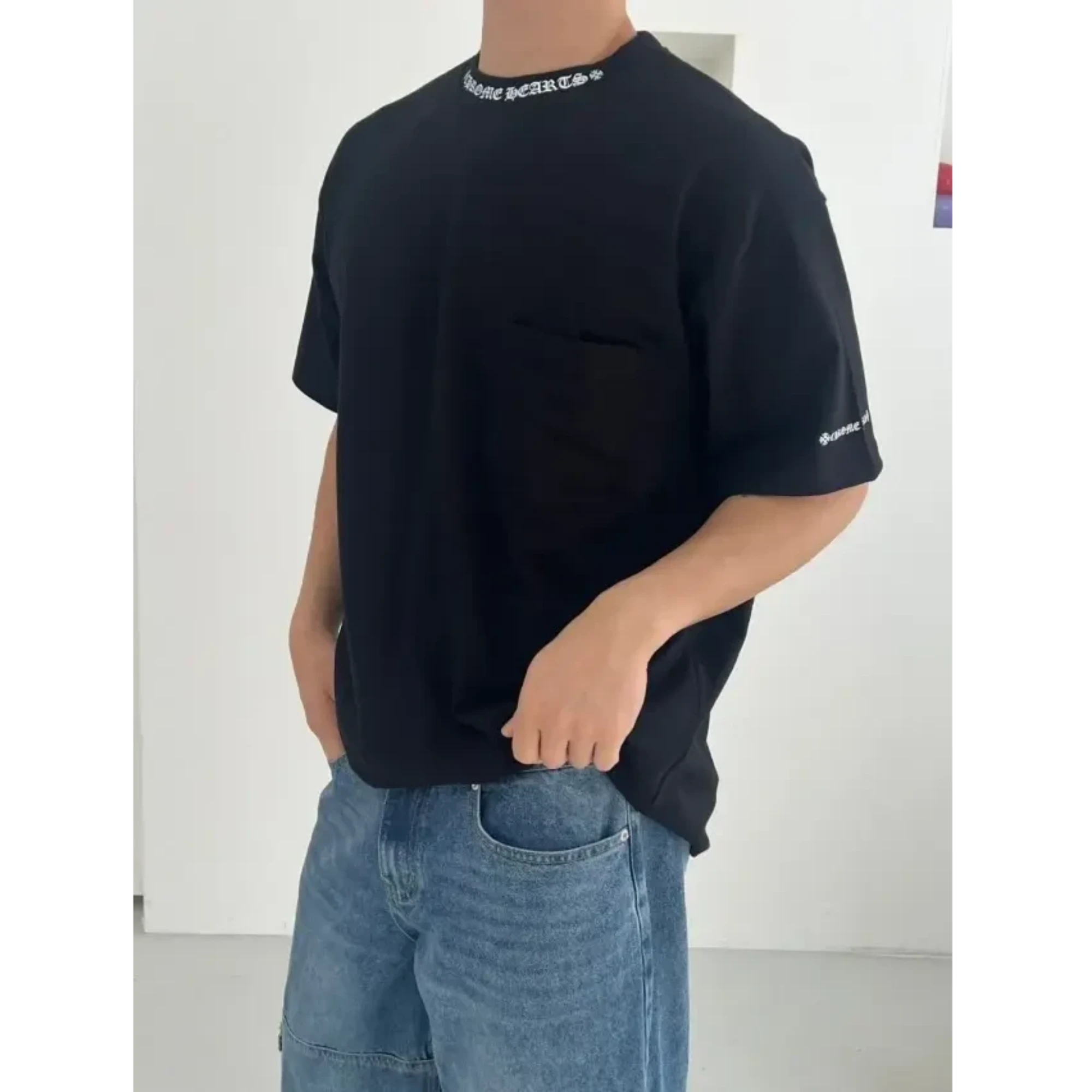 크롬하츠 넥 레터링 포켓 반팔 티셔츠 착용 이미지