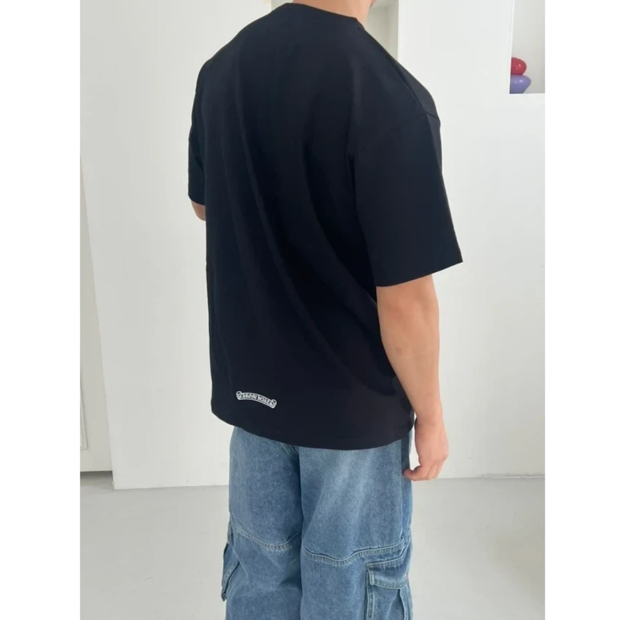 크롬하츠 넥 레터링 포켓 반팔 티셔츠 착용 이미지