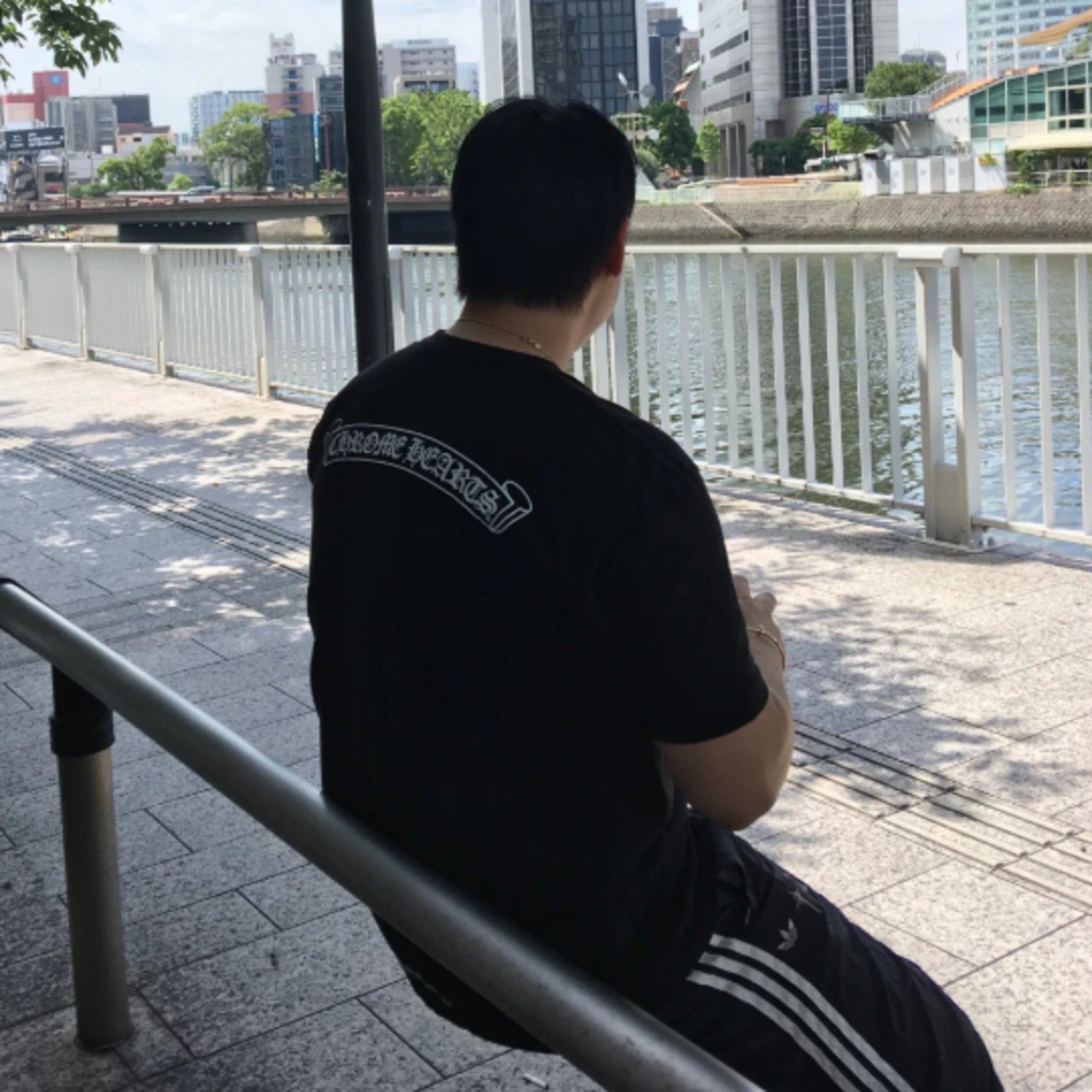 크롬하츠 스크롤 로고 반팔 티셔츠 착용 이미지