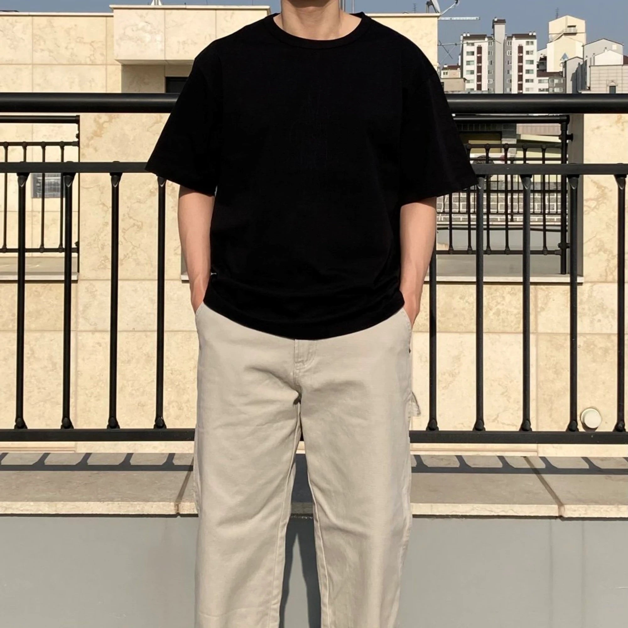 CP 컴퍼니 로고 자수 반팔 티셔츠 착용 이미지