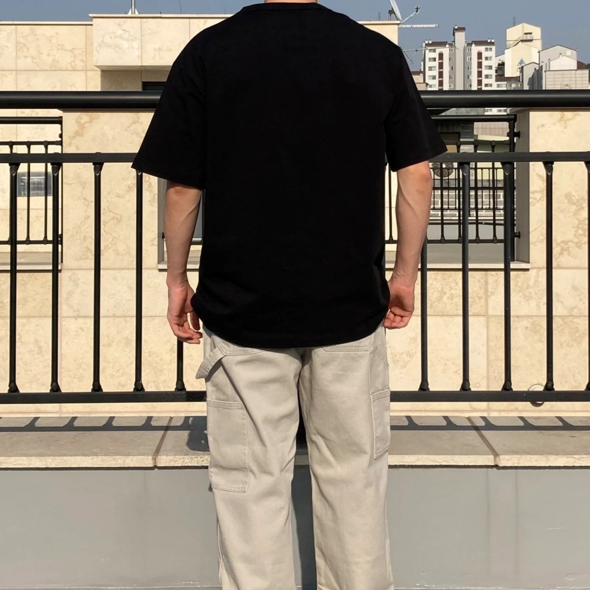 CP 컴퍼니 로고 자수 반팔 티셔츠 착용 이미지