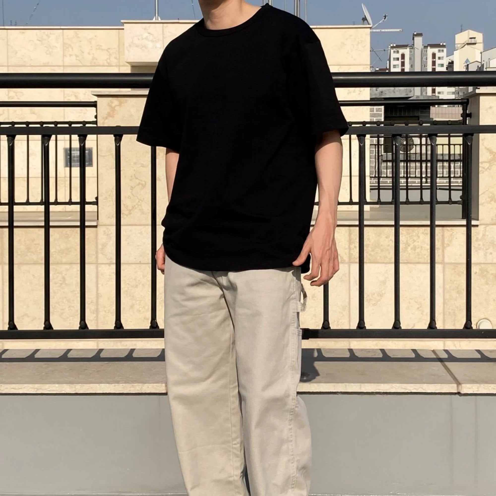 CP 컴퍼니 로고 자수 반팔 티셔츠 착용 이미지