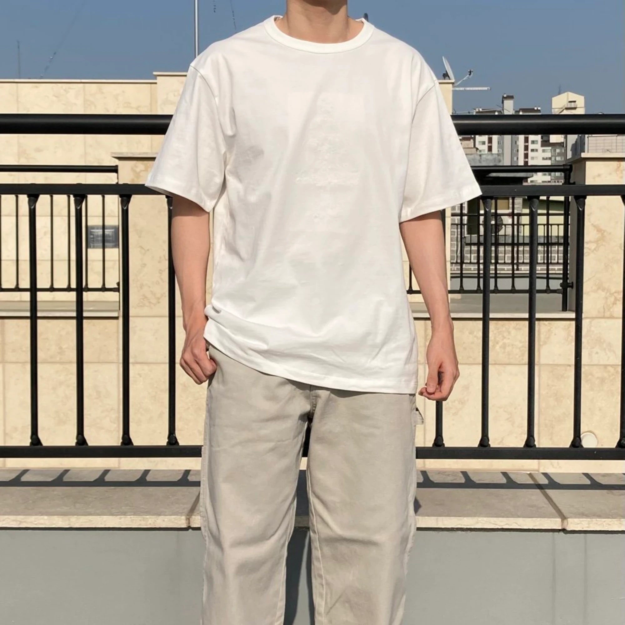 CP 컴퍼니 로고 자수 반팔 티셔츠 착용 이미지
