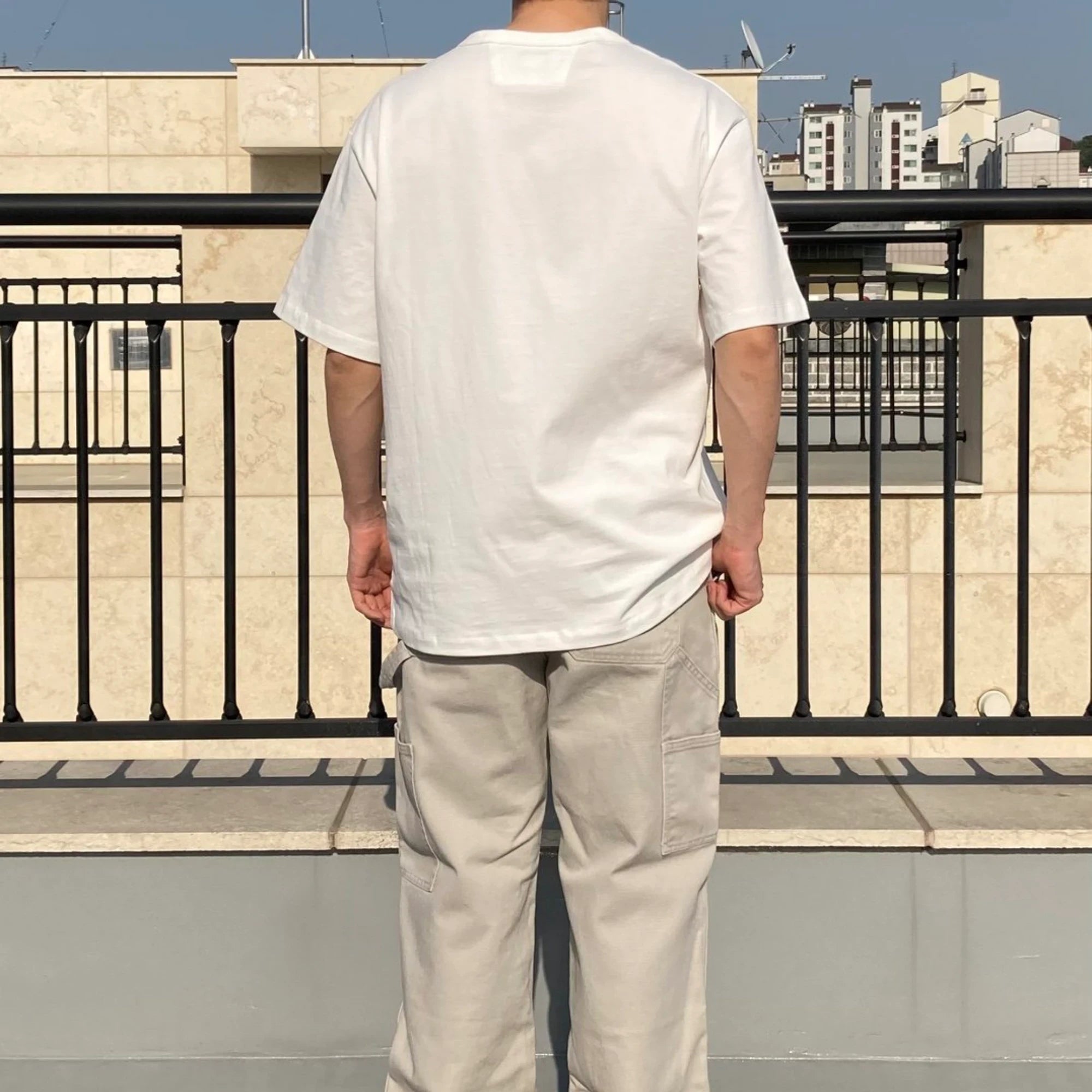 CP 컴퍼니 로고 자수 반팔 티셔츠 착용 이미지