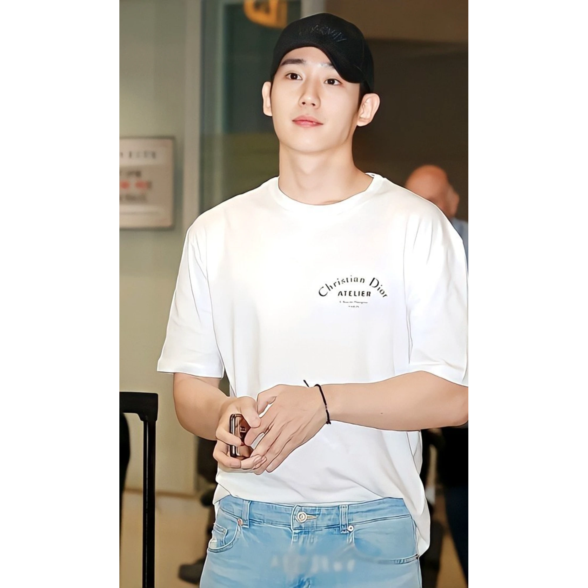 디올 아뜰리에 반팔 티셔츠 착용 이미지