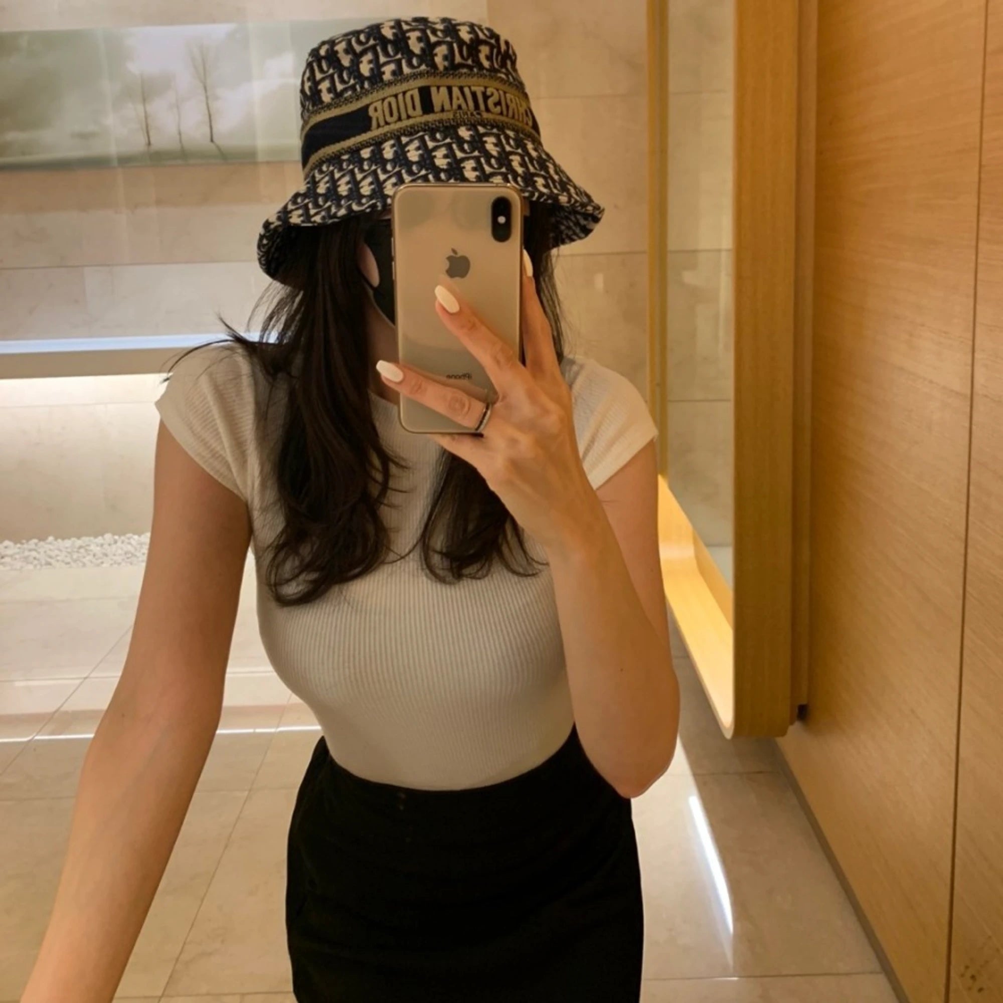 디올 오블리크 버킷햇 착용 이미지