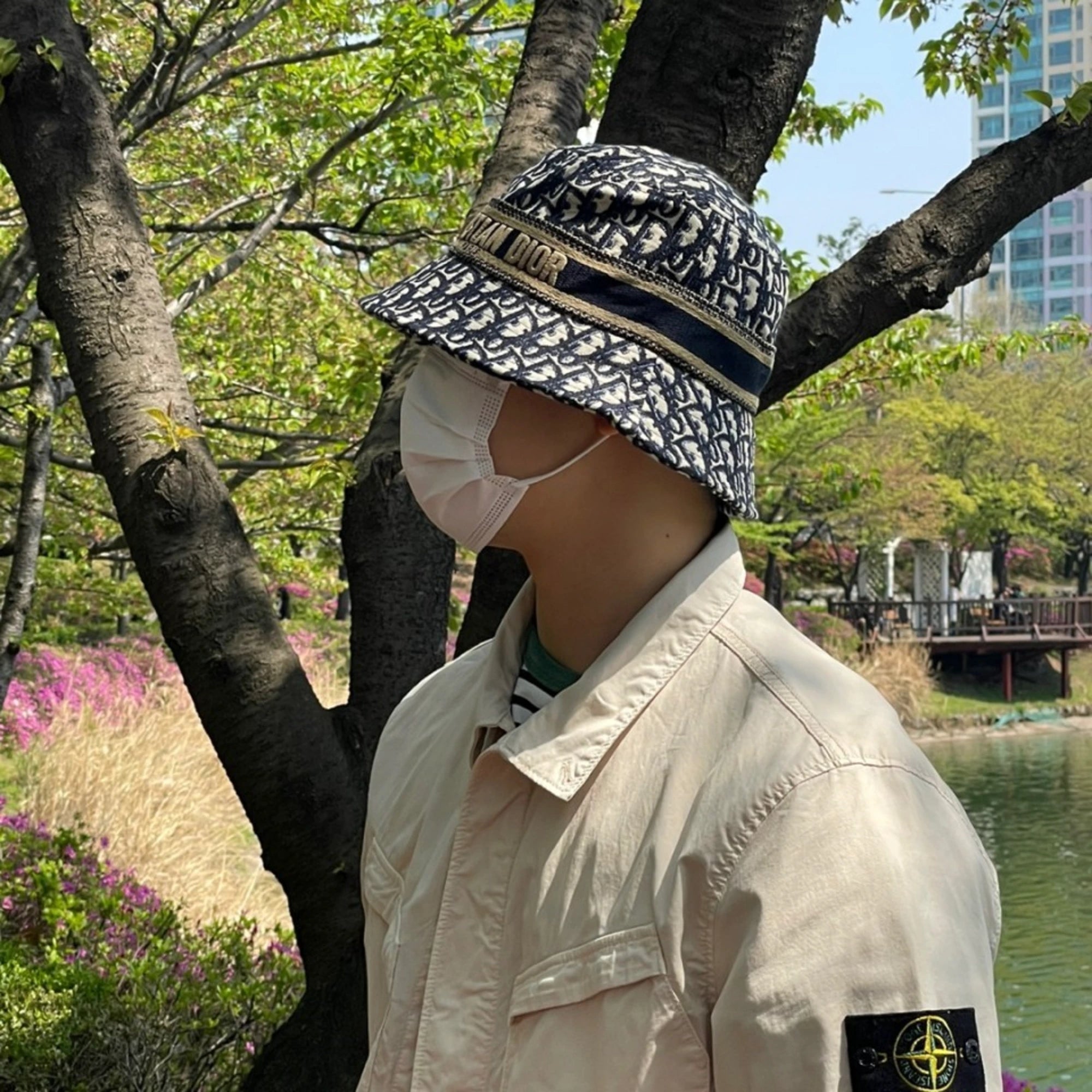 디올 오블리크 버킷햇 착용 이미지