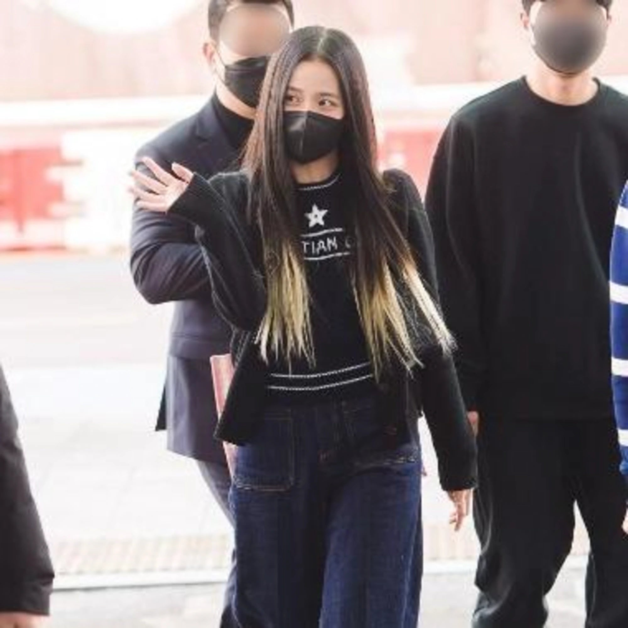 디올 스타 로고 반팔 스웨터 착용 이미지