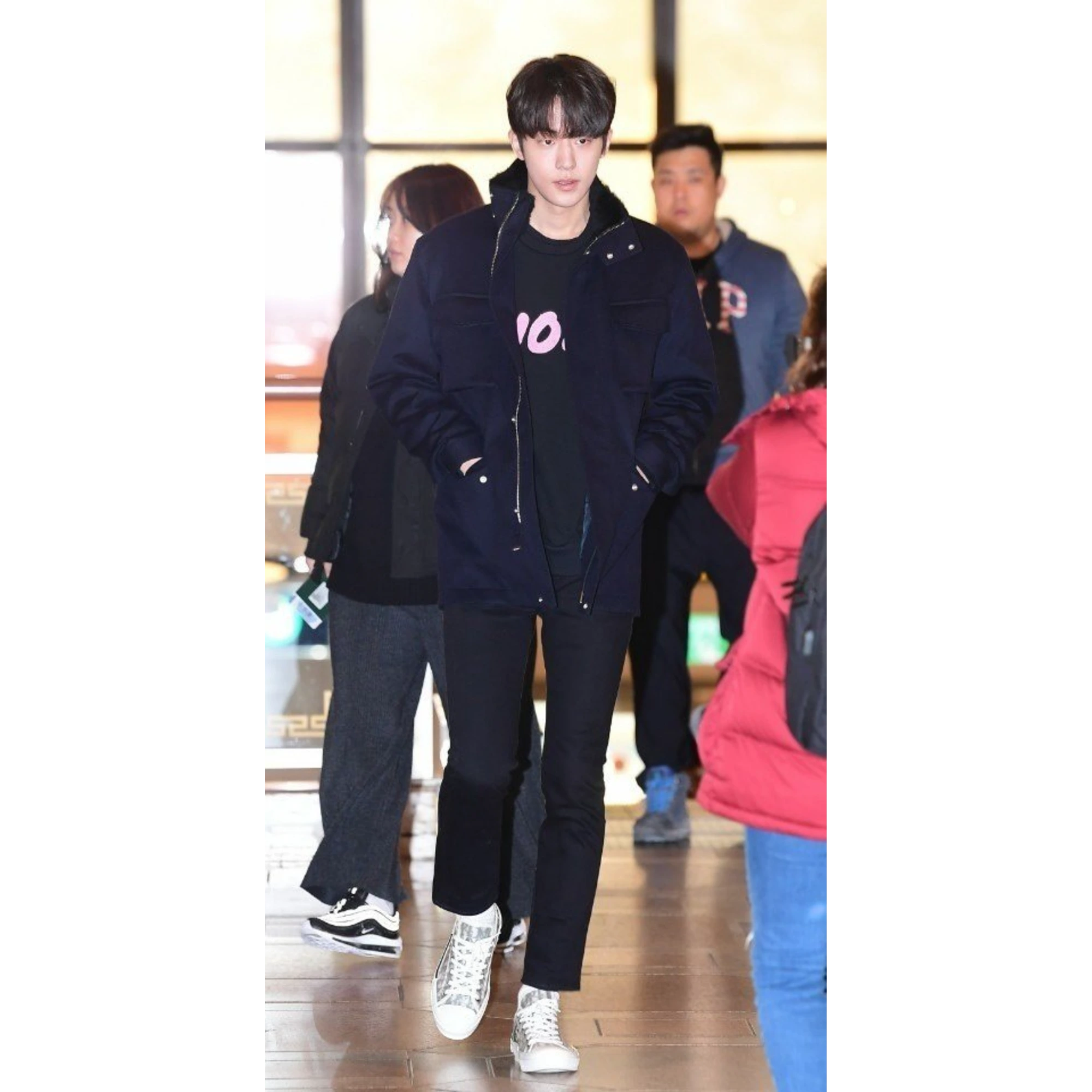 디올 X 카우스 반팔 티셔츠 923J611X1241 착용 이미지